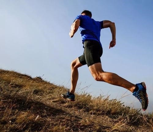 鄧醫生指進行十幾個小時手術的心路歷程猶如一百公里越野跑。處理頭頸腫瘤對體力和心力的需求極大，而運動正好能夠訓練體力和意志力。（圖片：52lishi）