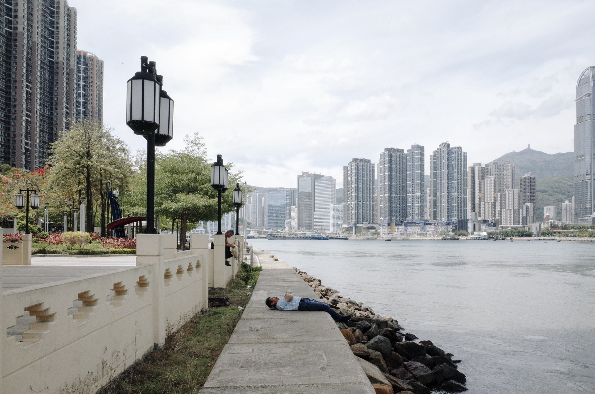 不少青衣街坊直指視障男要求異性進洗手間幫忙的行為非常可疑,又質疑他獨自1人難以跨區跑步。(資料圖片)