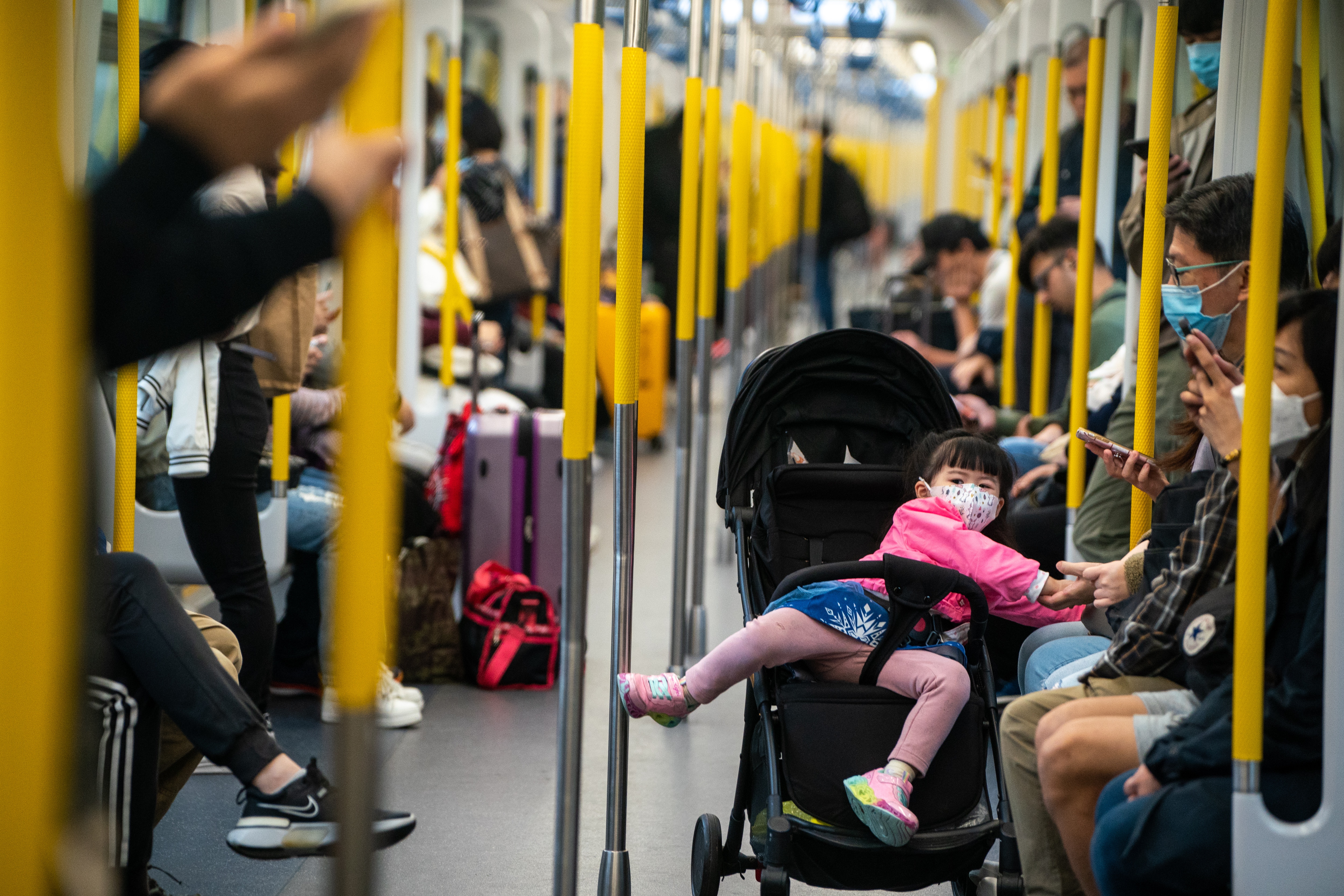 3月28日，政府統計處公布2022年12月的運輸業名義工資指數，即可加可減票價方程式的其中一個關鍵數據。按方程式計算，港鐵可再度加價。（林靄怡攝）