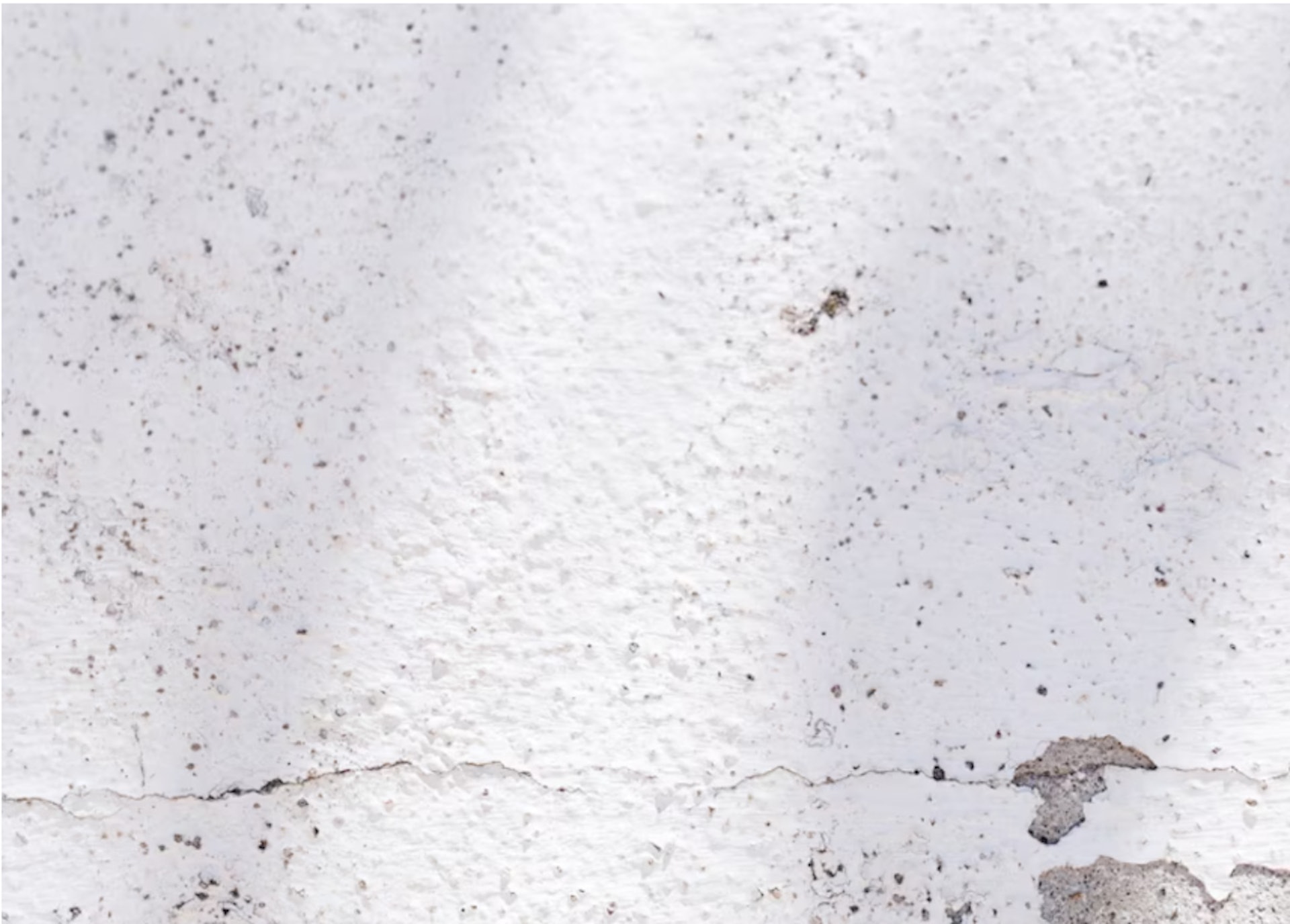 因潮濕引致發霉的地方一次過鏟走,再用砂紙打磨,靜置一段時間後,在牆身重新塗上油漆便可。(裝修佬提供) 因潮濕引致發霉的地方一次過鏟走,再用砂紙打磨,靜置一段時間後,在牆身重新塗上油漆便可。(裝修佬提供)