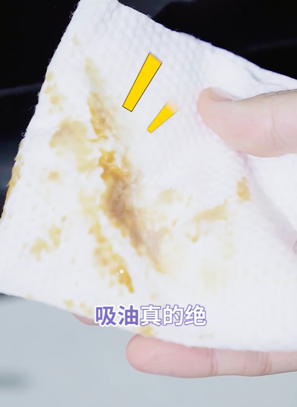 不妨善用洗面巾作為成多用途抹布（截自RED@明星化妝師朴東民 《 YG化妝師｜解鎖洗臉巾N種用法 好用又省錢》)