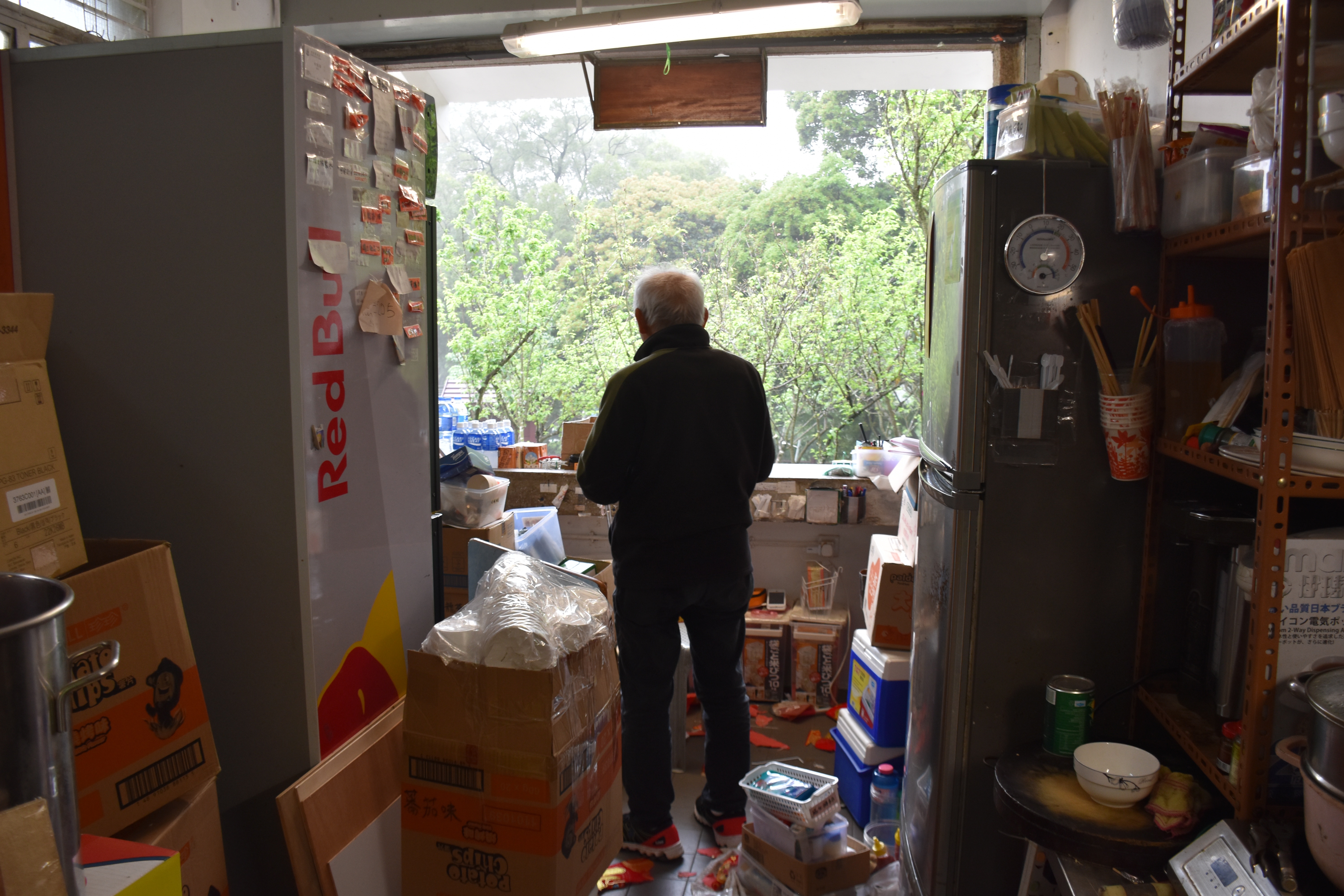 访问当日是3月28日，黄先生正忙着收拾货品，准备清空舖面交吉。（颜铭辉摄）
