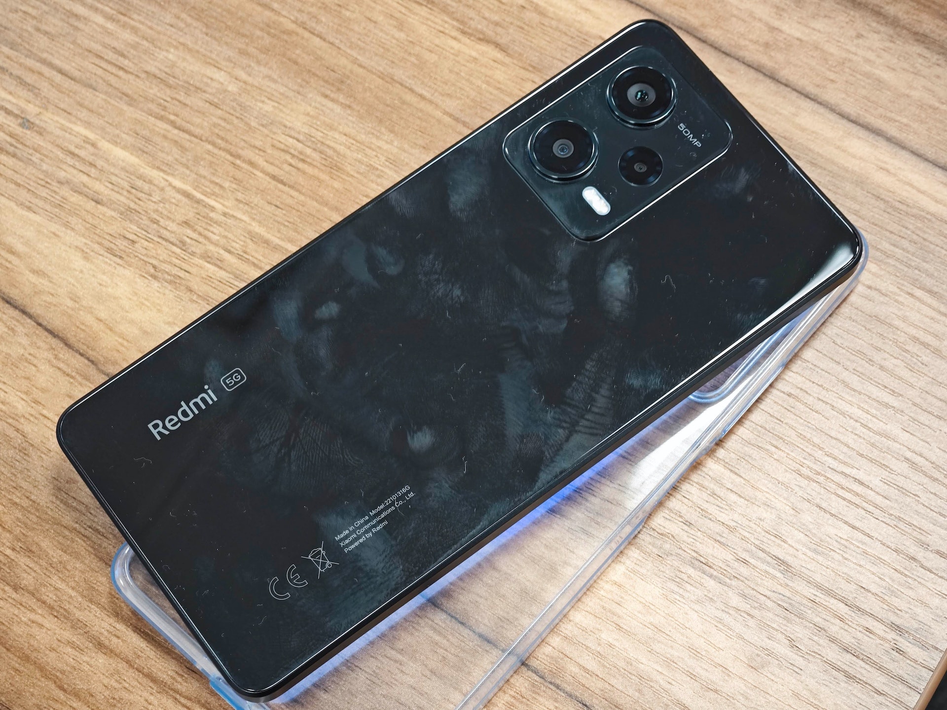 Redmi Note 12 Pro 的黑色版本，機背帶有鏡面處理，但就很容易沾上指模，建議至少戴上隨機附送的保護套使用（蔡浩騰 攝）