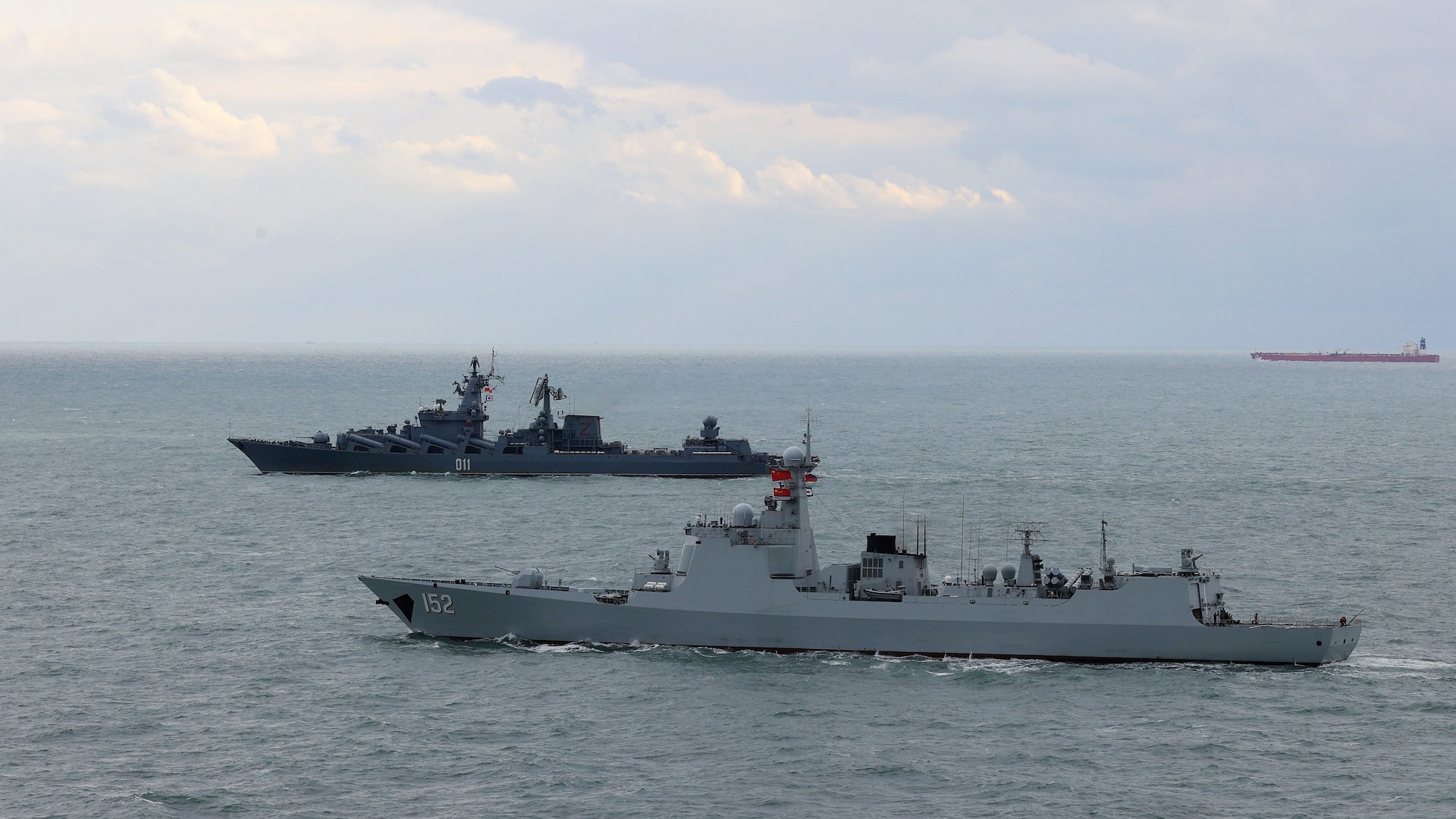 12月27日,在東海某海域舉行的「海上聯合-2022」聯合軍事演習結束,中方濟南艦(近)和俄方「瓦良格」號導彈巡洋艦(遠)編隊航行。(新華社) 12月27日,在東海某海域舉行的「海上聯合-2022」聯合軍事演習結束,中方濟南艦(近)和俄方「瓦良格」號導彈巡洋艦(遠)編隊航行。(新華社)
