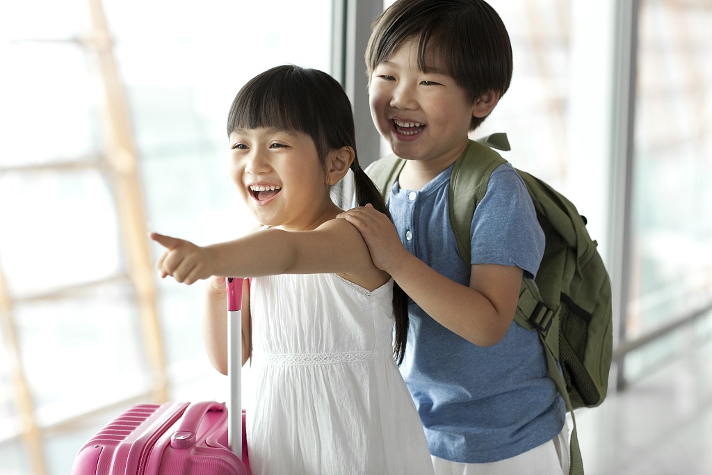 教養｜舉家日本旅行　孩子搭乘電車做錯一事　惹當地人斥沒公德心