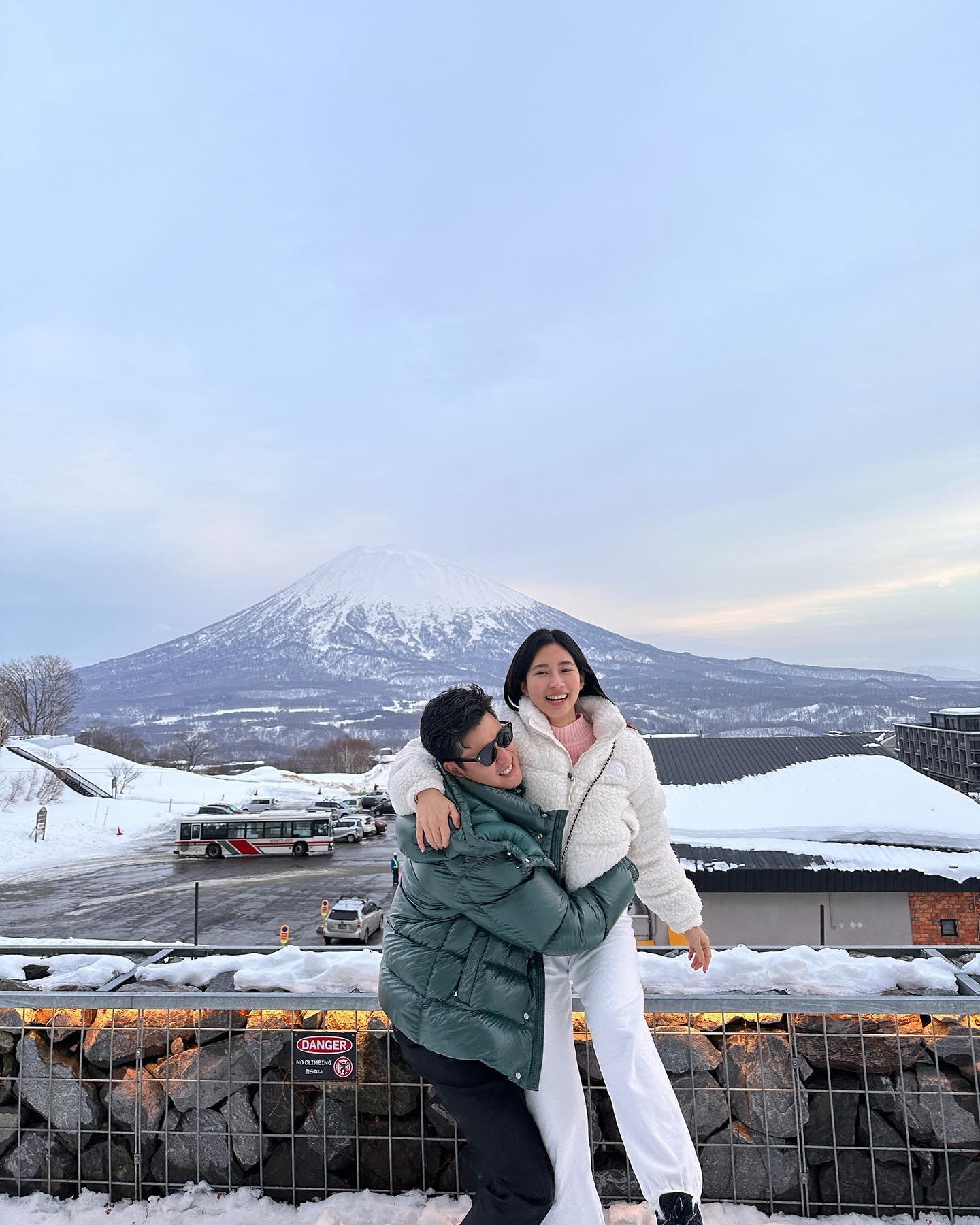 3月30日周興哲上載雪山前抱起太太的照片，以英文留言報喜將榮升父母。（IG：@ericchou0622）
