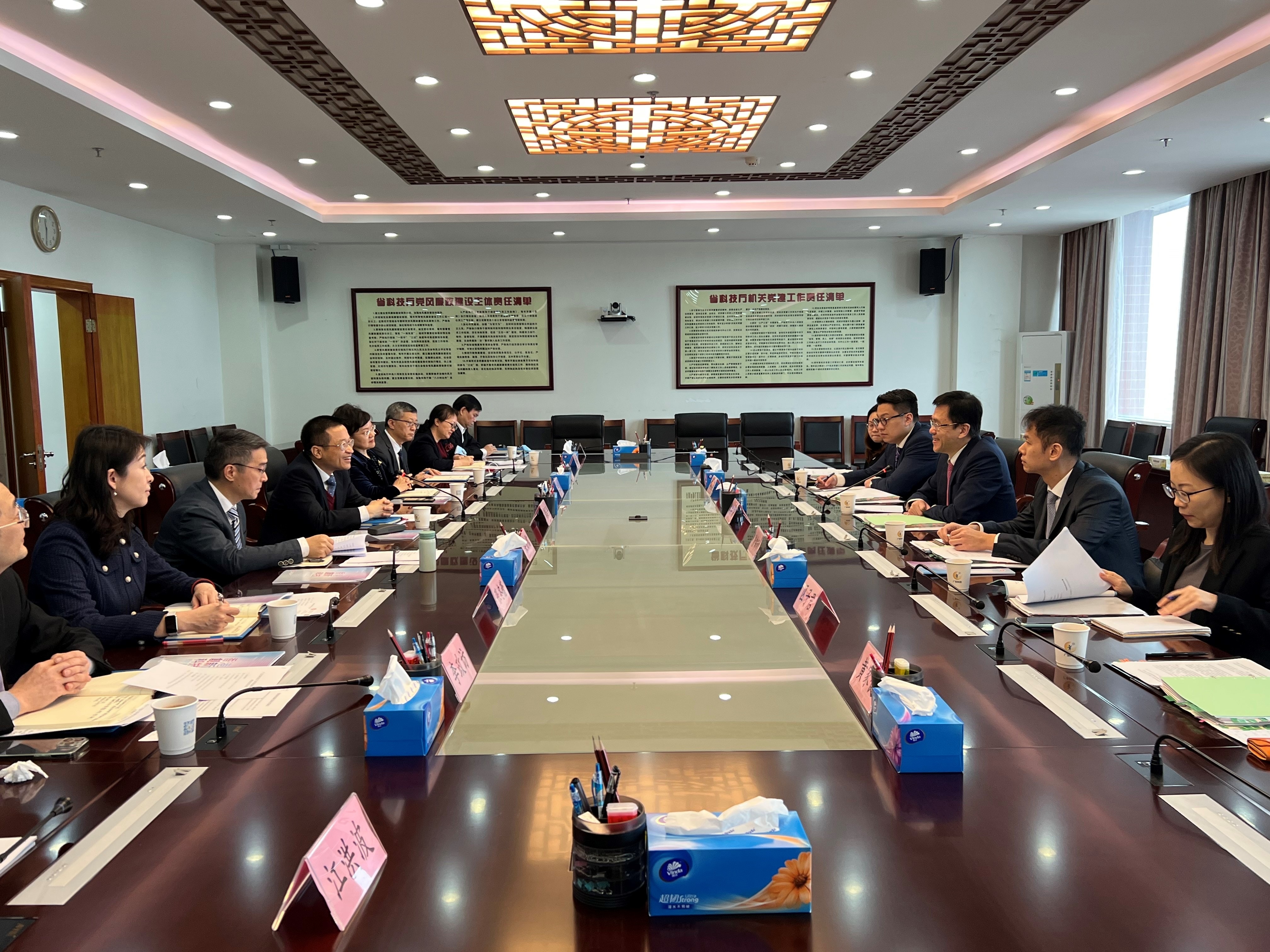 孫東拜訪廣東省副省長王曦　並考察香港科技大學廣州分校
