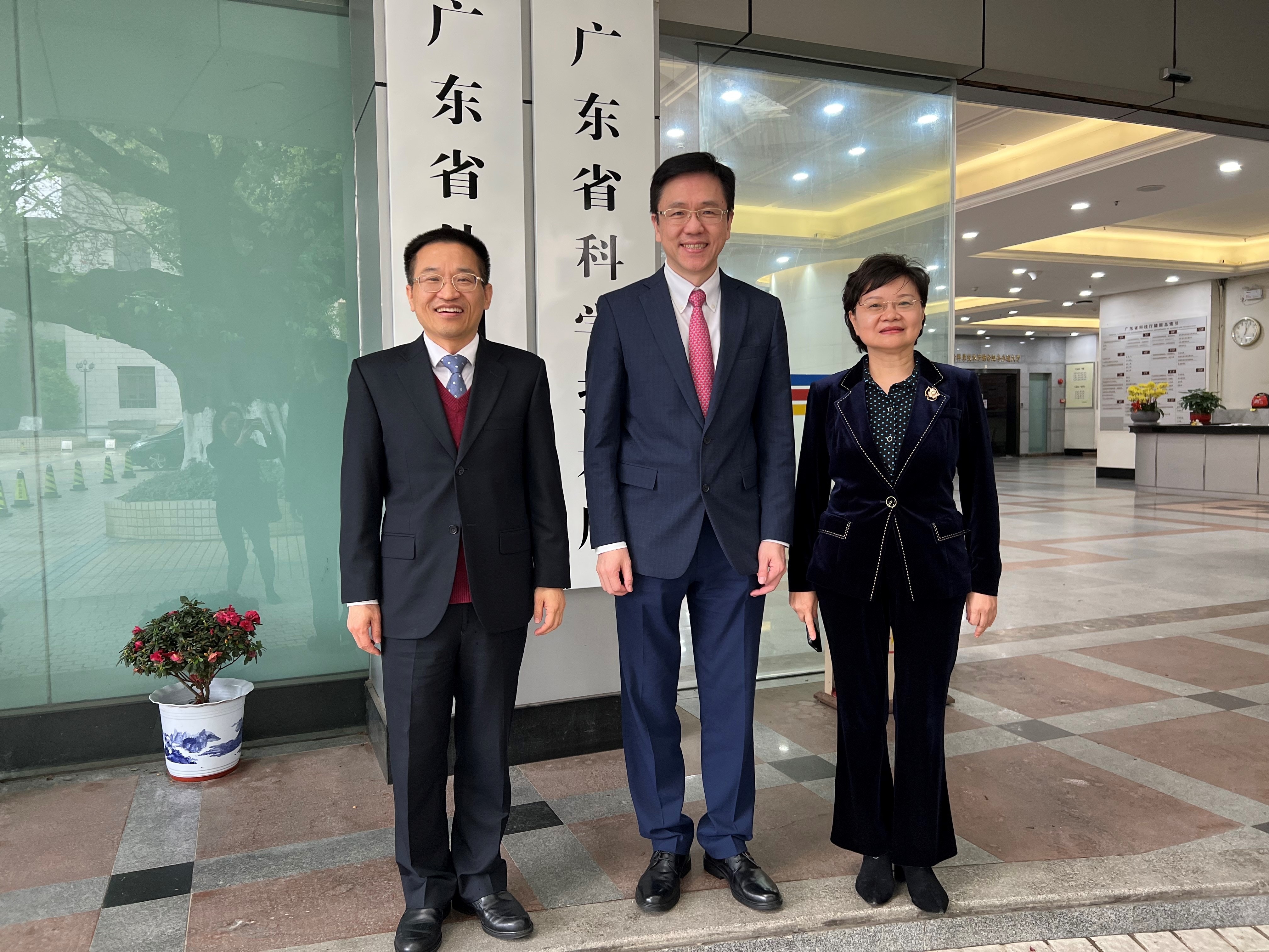 孫東與廣東省科學技術廳黨組書記龔國平（左）和廳長王月琴（右）會面。（創新科技及工業局）