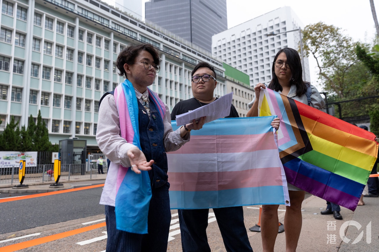 Terry(右)表示,在香港落實全面性別認同與性別承認的立法是相當具必要性,期望工作小組盡快為性別承認法訂下時間表。(夏家朗攝) Terry(右)表示,在香港落實全面性別認同與性別承認的立法是相當具必要性,期望工作小組盡快為性別承認法訂下時間表。(夏家朗攝)