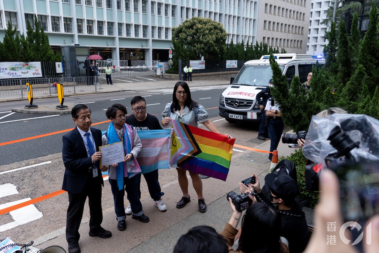多個跨性別團體代表今日(31日)到律政中心遞交請願信予小組代表,促盡快落實訂立性別承認法的時間表,保障跨性別人士的權益。(夏家朗攝) 多個跨性別團體代表今日(31日)到律政中心遞交請願信予小組代表,促盡快落實訂立性別承認法的時間表,保障跨性別人士的權益。(夏家朗攝)