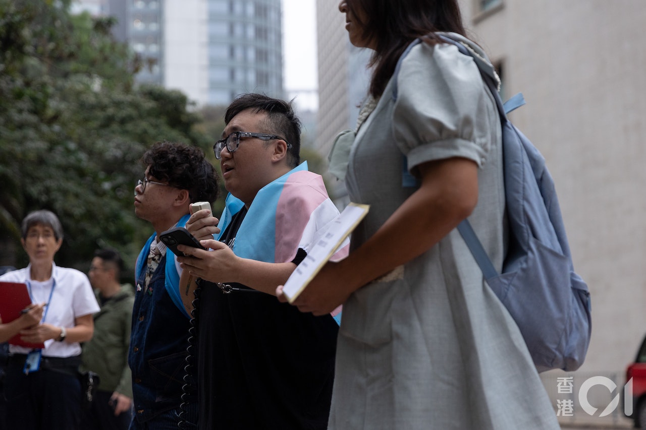 多個跨性別團體代表今日(31日)到律政中心遞交請願信予小組代表,促盡快落實訂立性別承認法的時間表,保障跨性別人士的權益。(夏家朗攝) 多個跨性別團體代表今日(31日)到律政中心遞交請願信予小組代表,促盡快落實訂立性別承認法的時間表,保障跨性別人士的權益。(夏家朗攝)