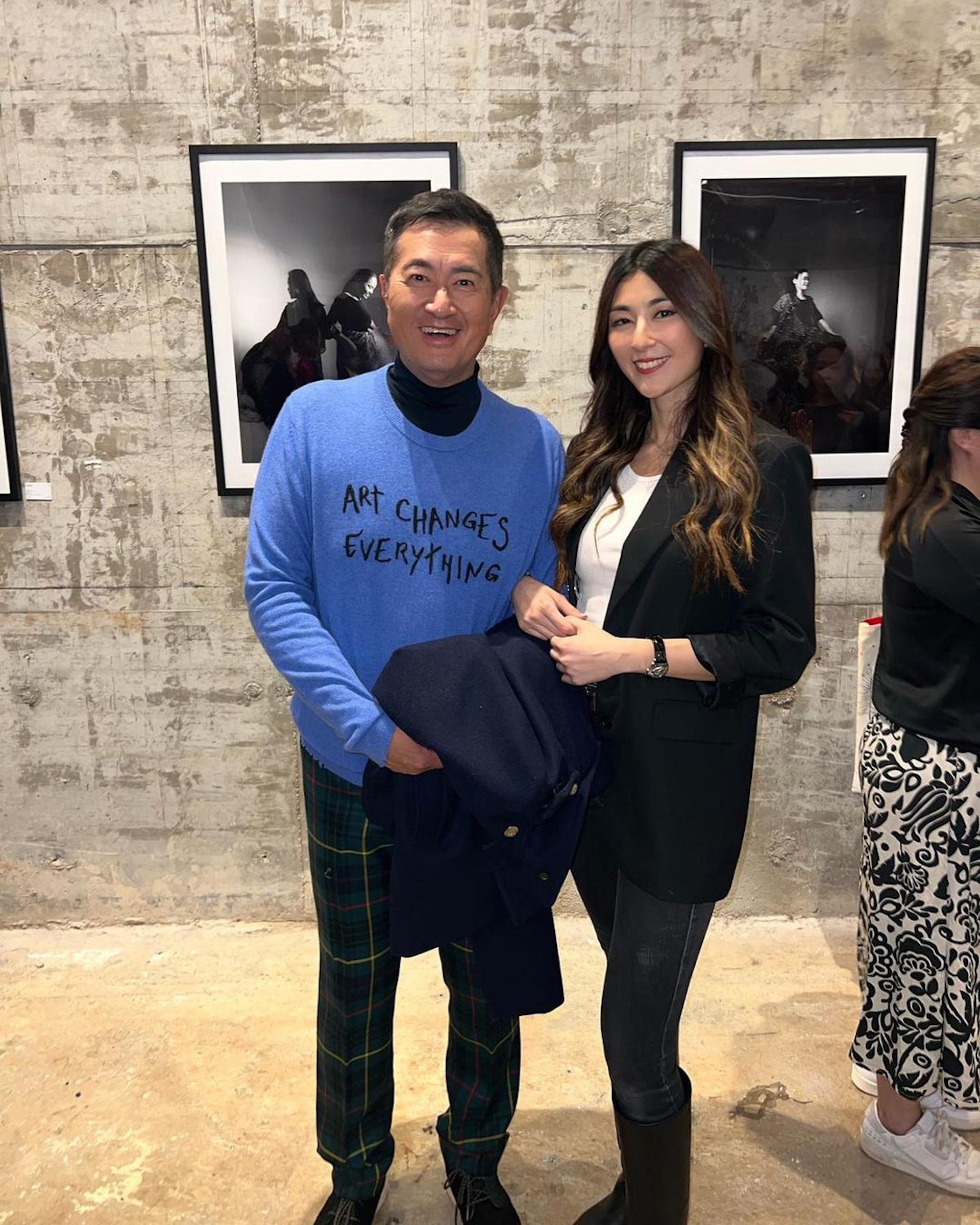 鄧瓊芝還曾舉行過攝影展,身為爸爸的鄧梓峰當然有到場支持!(IG@patrick_dunn_official)