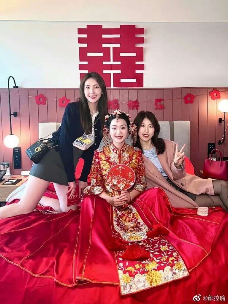 近日，有網友分享了一張「婚禮合影」，沒想到鋒頭全被新娘旁邊一位長相激似藝人楊謹華的女子全都搶去，絕美的顏值也讓網友笑說：「新娘完全被比下去了！」（微博圖片）