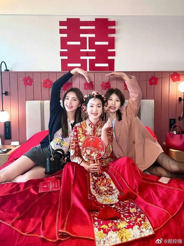 近日，有網友分享了一張「婚禮合影」，沒想到鋒頭全被新娘旁邊一位長相激似藝人楊謹華的女子全都搶去，絕美的顏值也讓網友笑說：「新娘完全被比下去了！」（微博圖片）