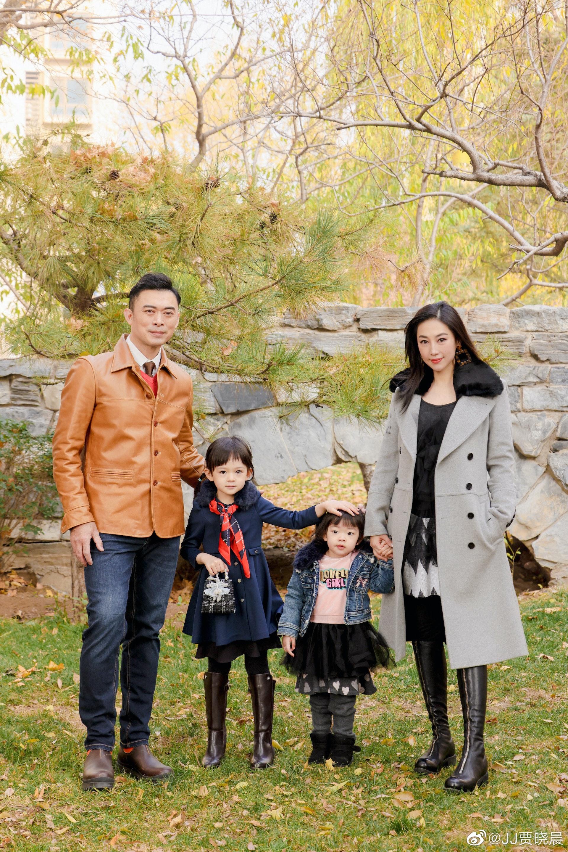 一家四口幸福美滿。(微博@JJ賈曉晨)