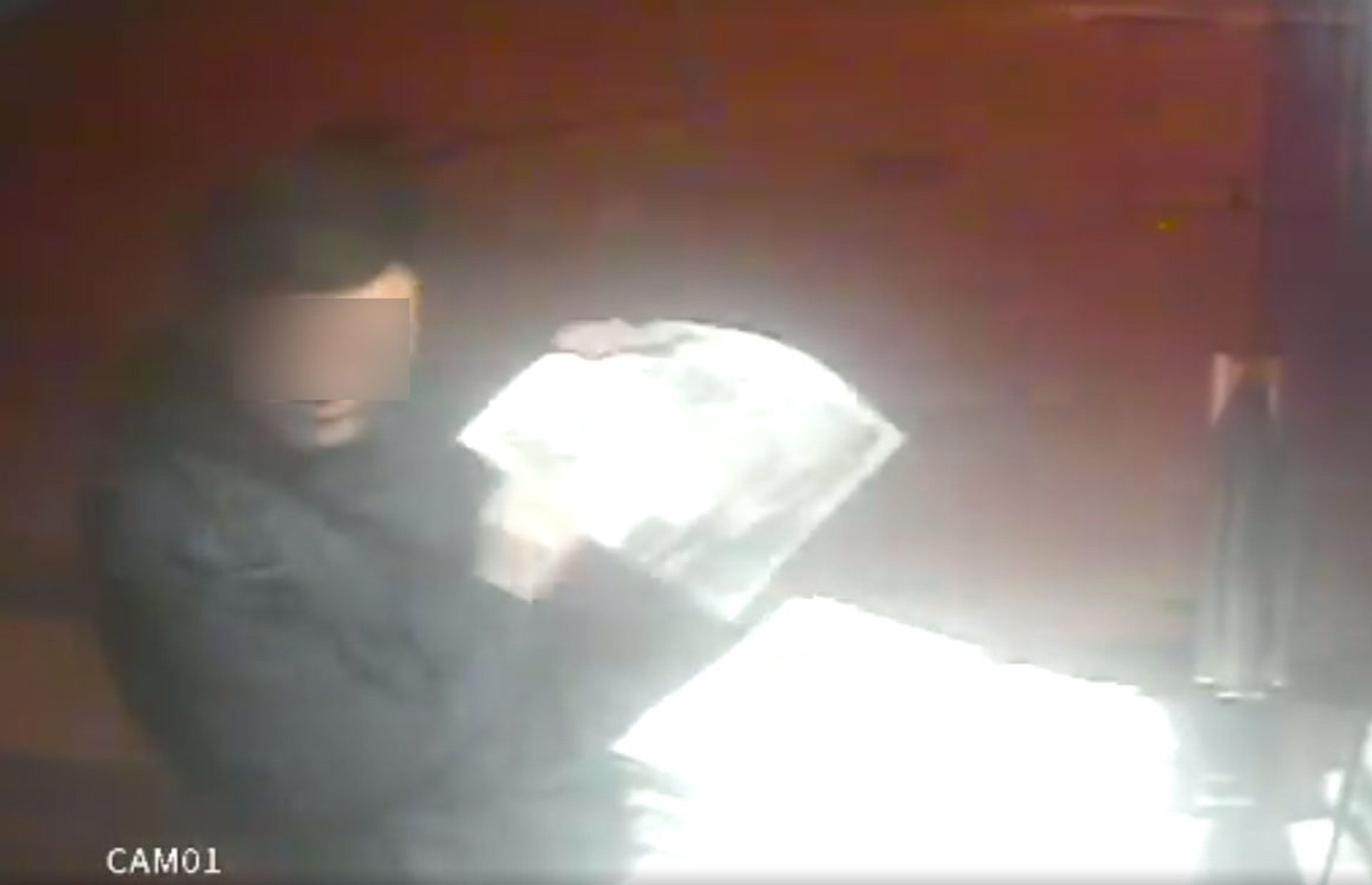 網上流傳影片,可見1名男子行經報紙檔時,趁無人發現走近查看後,即抽走其中1份離開。(fb「荃灣人」影片截圖) 網上流傳影片,可見1名男子行經報紙檔時,趁無人發現走近查看後,即抽走其中1份離開。(fb「荃灣人」影片截圖)