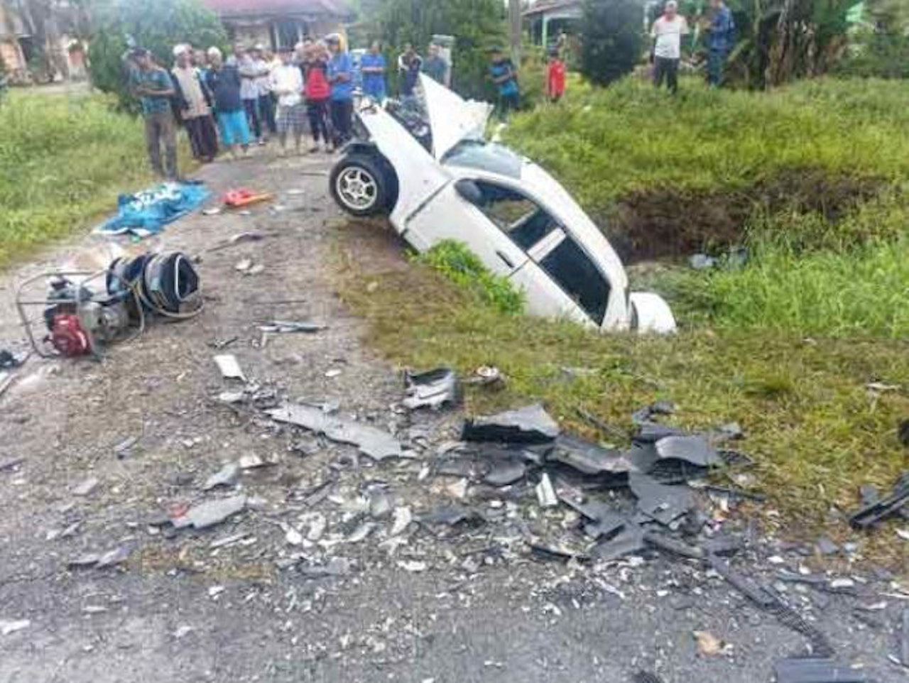 4名男子參加親友喪禮後共乘私家車離開,途中被另一輛私家車猛撞跌落溝渠,其中3名男子當場死亡,餘下1名男子送院搶救不治。(網上圖片) 4名男子參加親友喪禮後共乘私家車離開,途中被另一輛私家車猛撞跌落溝渠,其中3名男子當場死亡,餘下1名男子送院搶救不治。(網上圖片)
