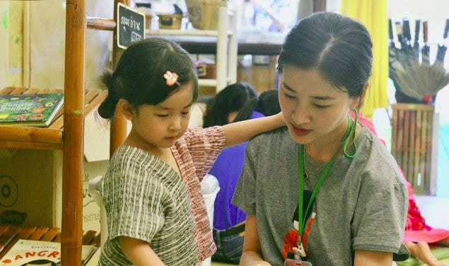 旅居清邁的中國家長吳辰岑（右）和4歲女兒在國際學校的幼兒園裏。（受訪者提供）