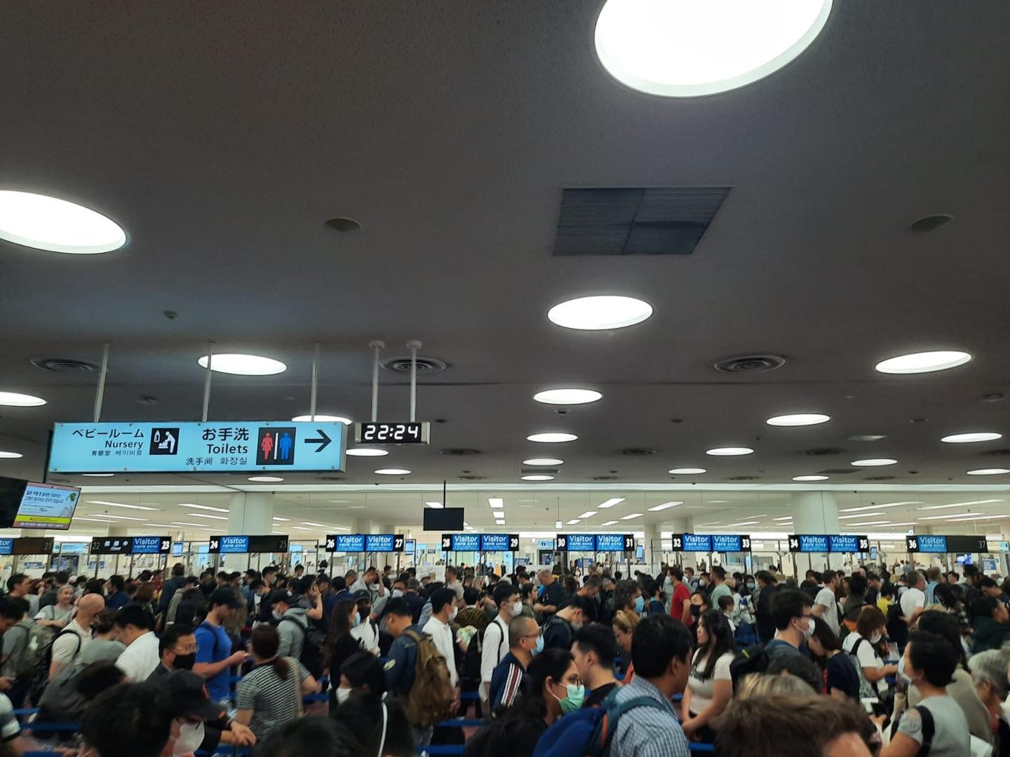 4月2日晚上10:24的東京羽田機場，入境關口大排長龍。（縱橫遊圖片）