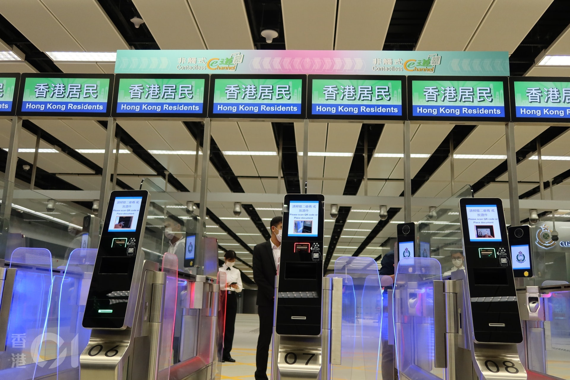 現在香港多個關口都設立了「非觸式e道」，過關前一早登記便可以使用。（資料圖片）