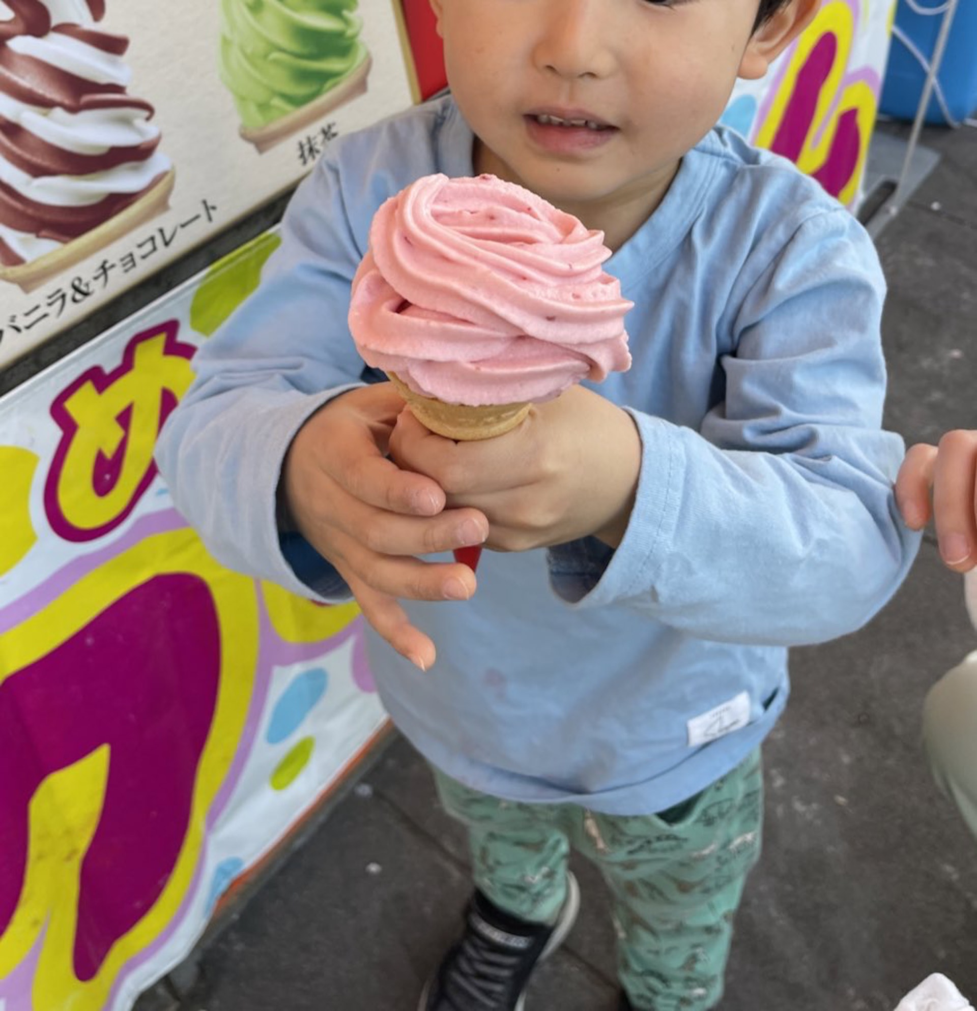 日本媽媽帶兒子買雪糕,遇上疑似新手店員,擠出東歪西倒的形狀,兒子卻說「看起來好像一朵花」。(Twitter圖片) 日本媽媽帶兒子買雪糕,遇上疑似新手店員,擠出東歪西倒的形狀,兒子卻說「看起來好像一朵花」。(Twitter圖片)