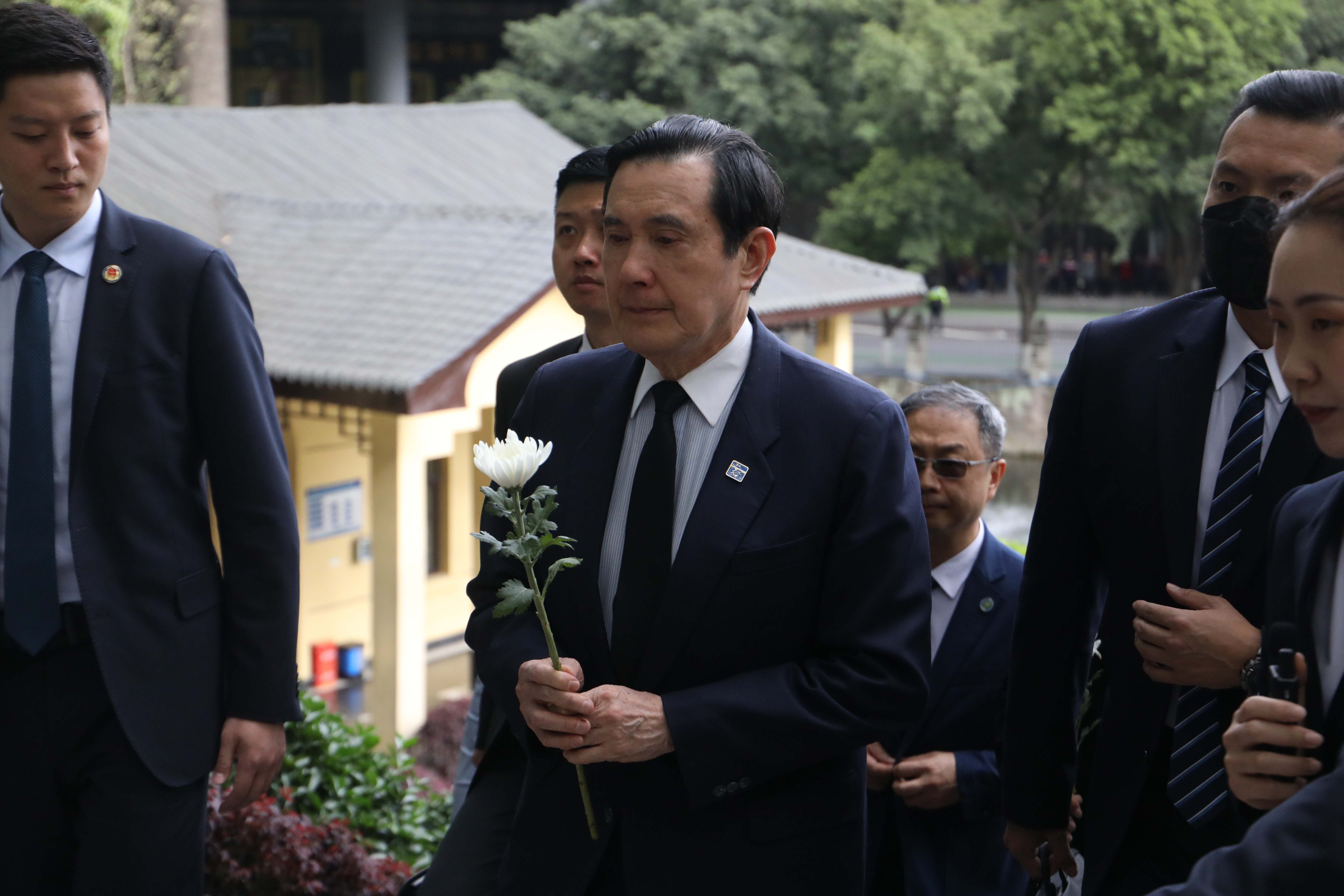 馬英九在重慶到抗日名將張自忠陵園祭拜，馬英九手持白花並默哀，一度落淚。（馬英九辦公室）