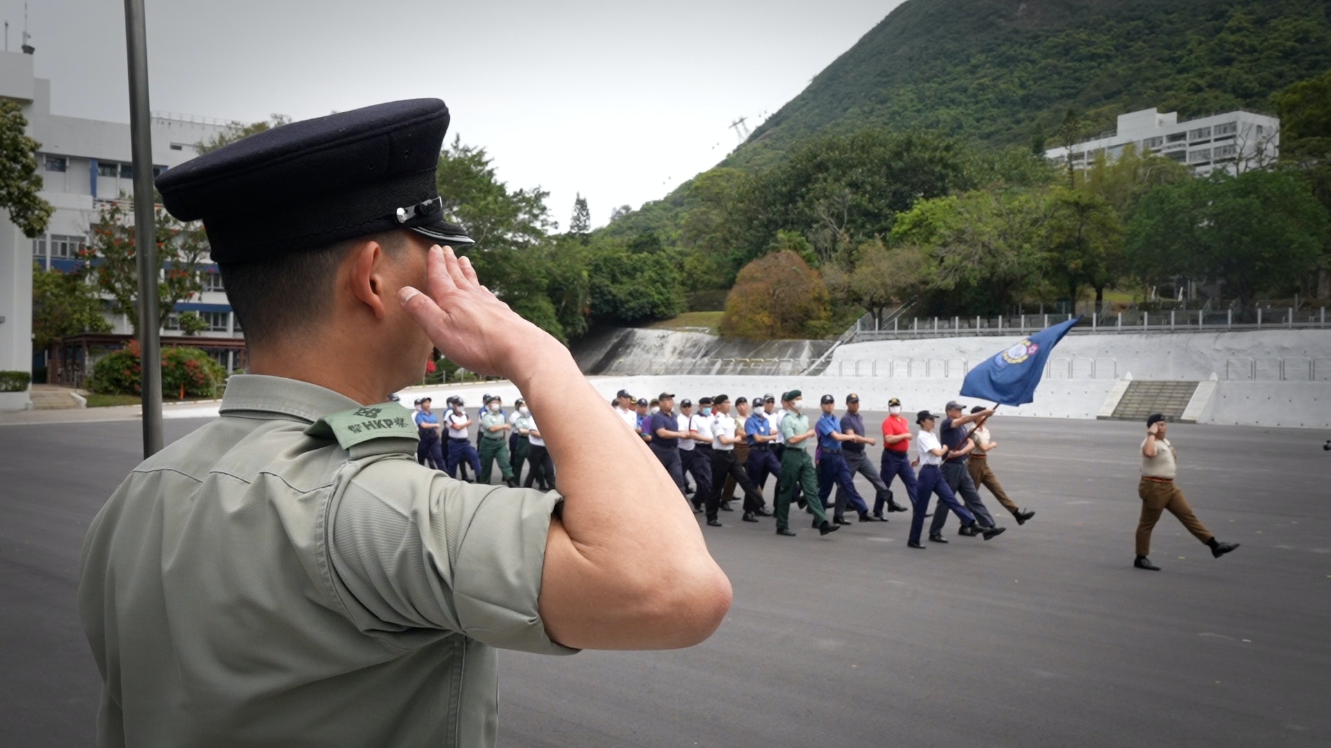 參與的56名學員是來自14個青少年制服團體的導師，包括少年警訊領袖團、民眾安全服務隊、醫療輔助隊、香港少年領袖團、香港升旗隊總會、香港交通安全隊、香港青少年軍總會、香港紅十字會青年發展服務、香港海事青年團、香港航空青年團、香港基督女少年軍、香港基督少年軍、香港童軍總會和香港聖約翰救傷隊少青團。(警方圖片)