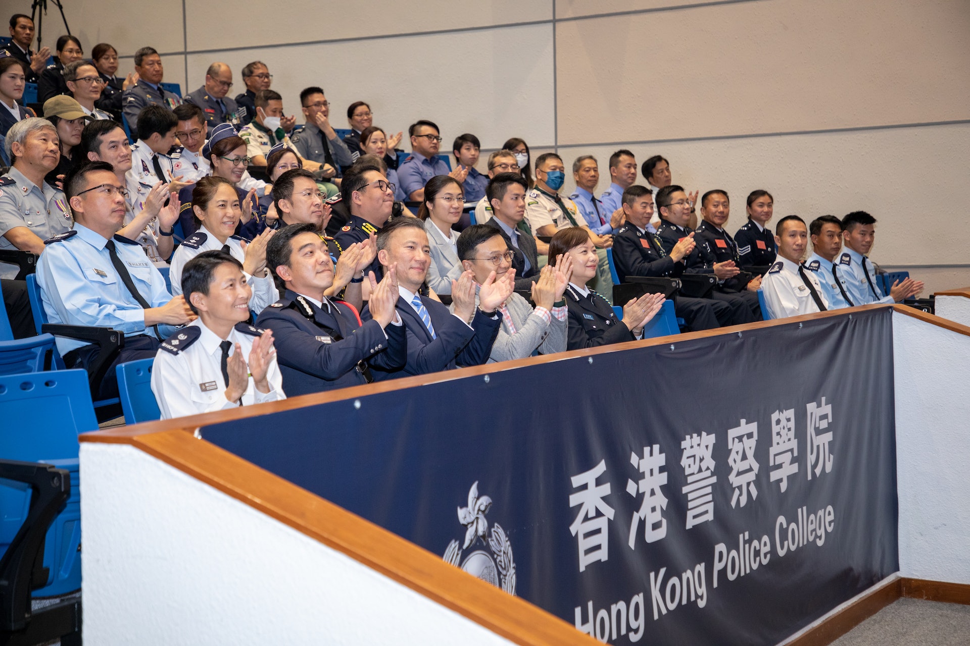 參與的56名學員是來自14個青少年制服團體的導師，包括少年警訊領袖團、民眾安全服務隊、醫療輔助隊、香港少年領袖團、香港升旗隊總會、香港交通安全隊、香港青少年軍總會、香港紅十字會青年發展服務、香港海事青年團、香港航空青年團、香港基督女少年軍、香港基督少年軍、香港童軍總會和香港聖約翰救傷隊少青團。(警方圖片)