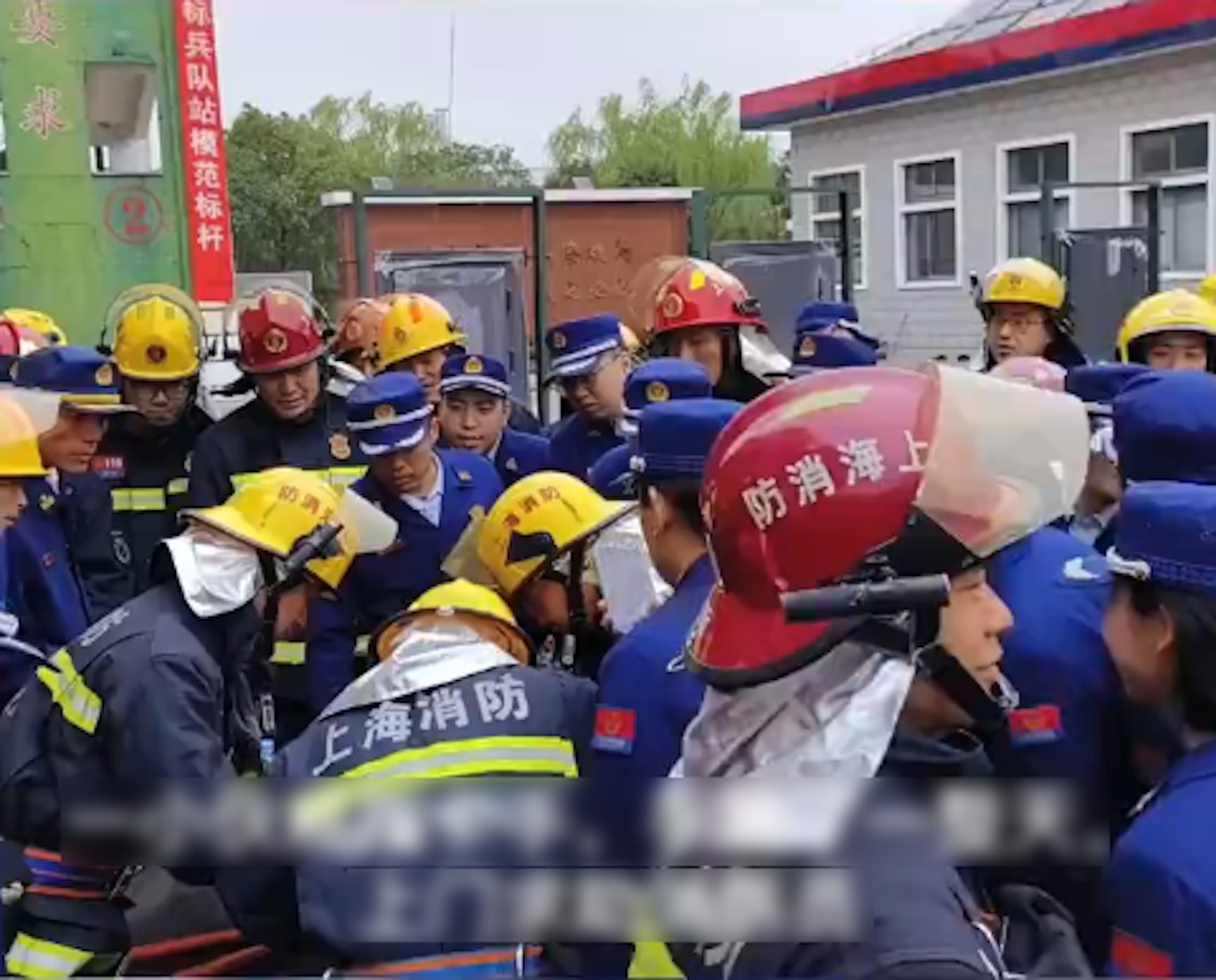 男事主走入消防局,隨即淹沒在「消防員海」之中,被當成教材作示範。(微博影片截圖) 男事主走入消防局,隨即淹沒在「消防員海」之中,被當成教材作示範。(微博影片截圖)