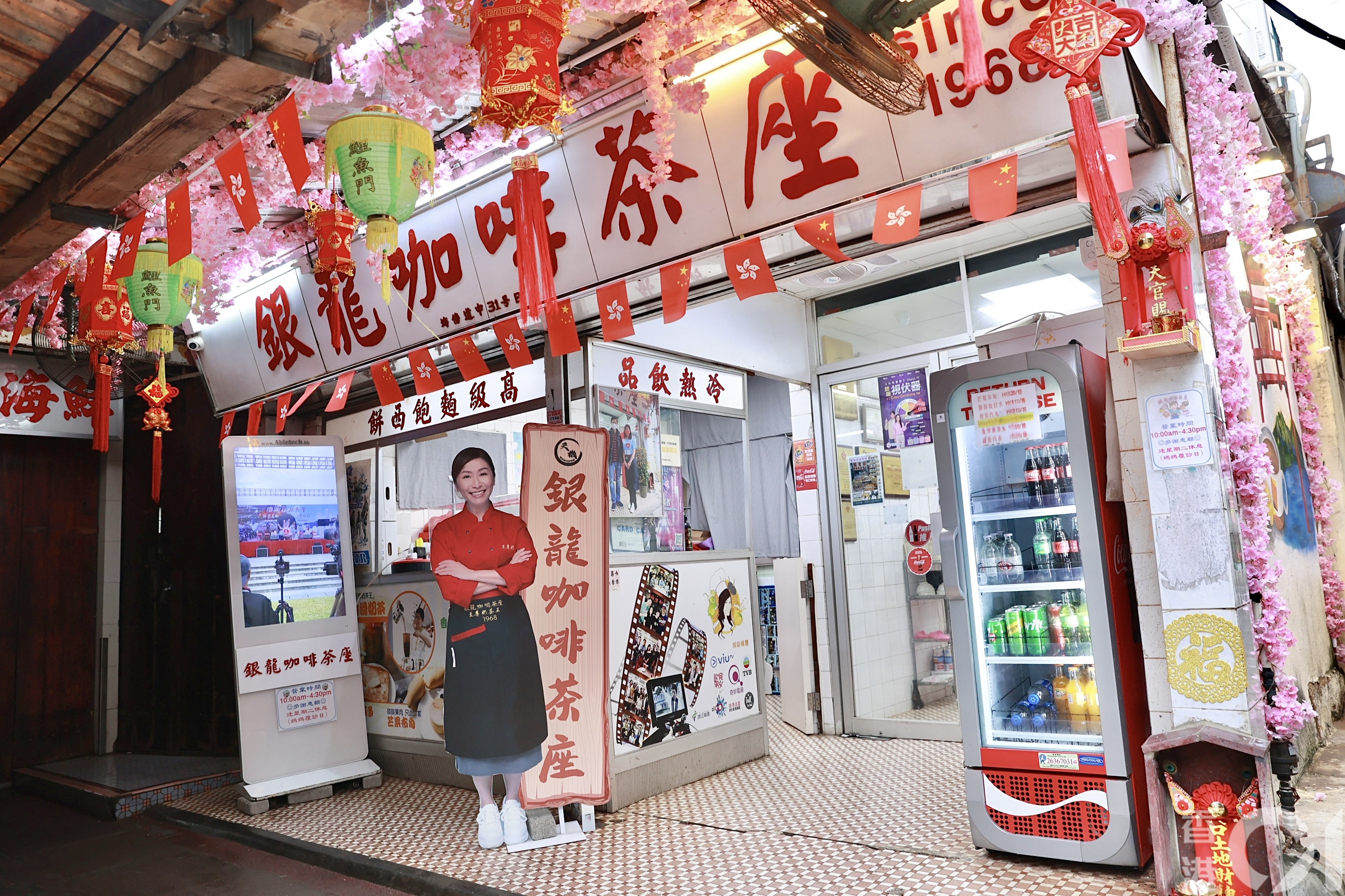 鯉魚門銀龍咖啡茶座老闆娘嘆生意冷清消防員街坊冒雨幫襯怕失去