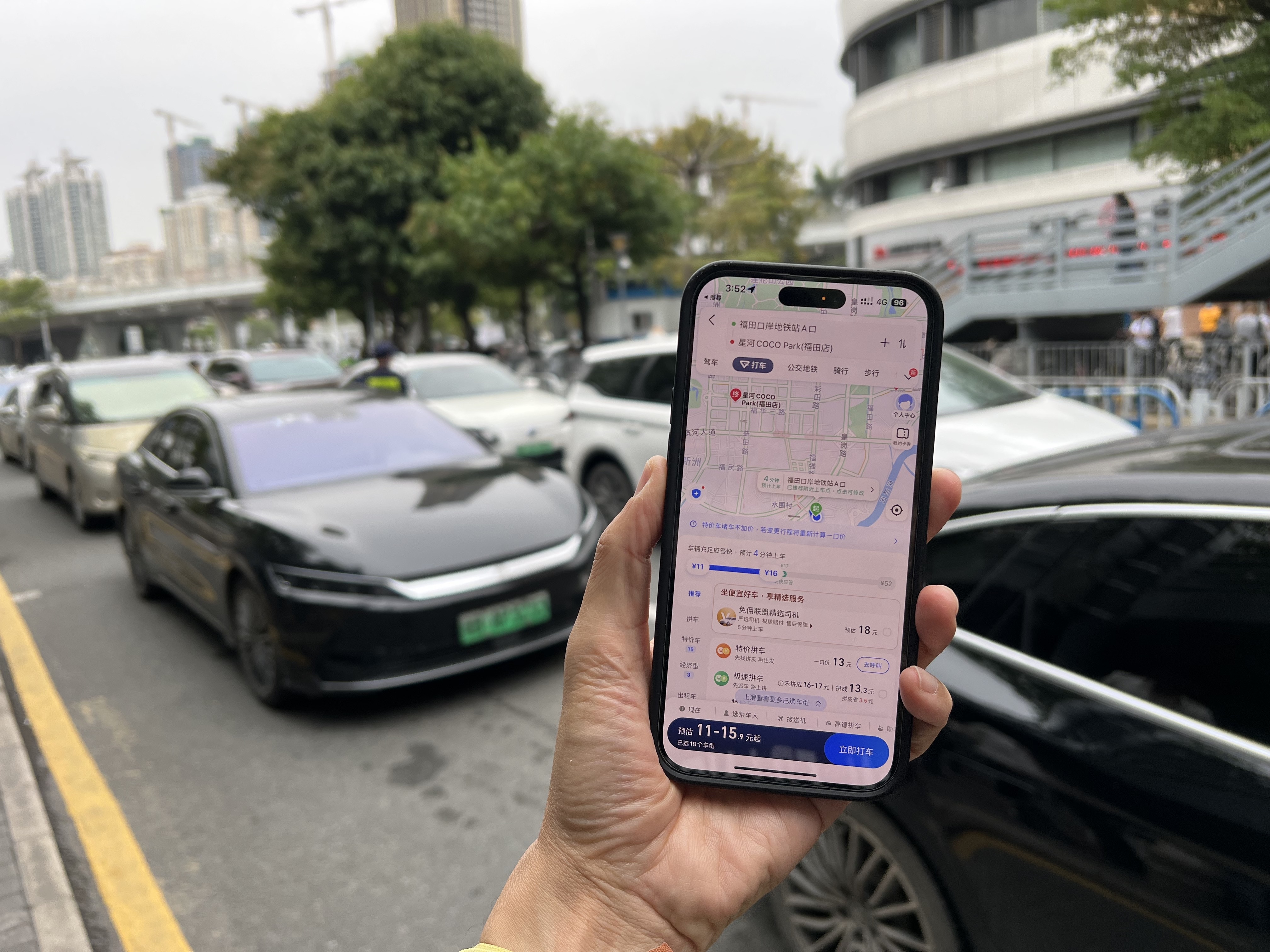 在中國內地call車比街上截的士便宜得多。