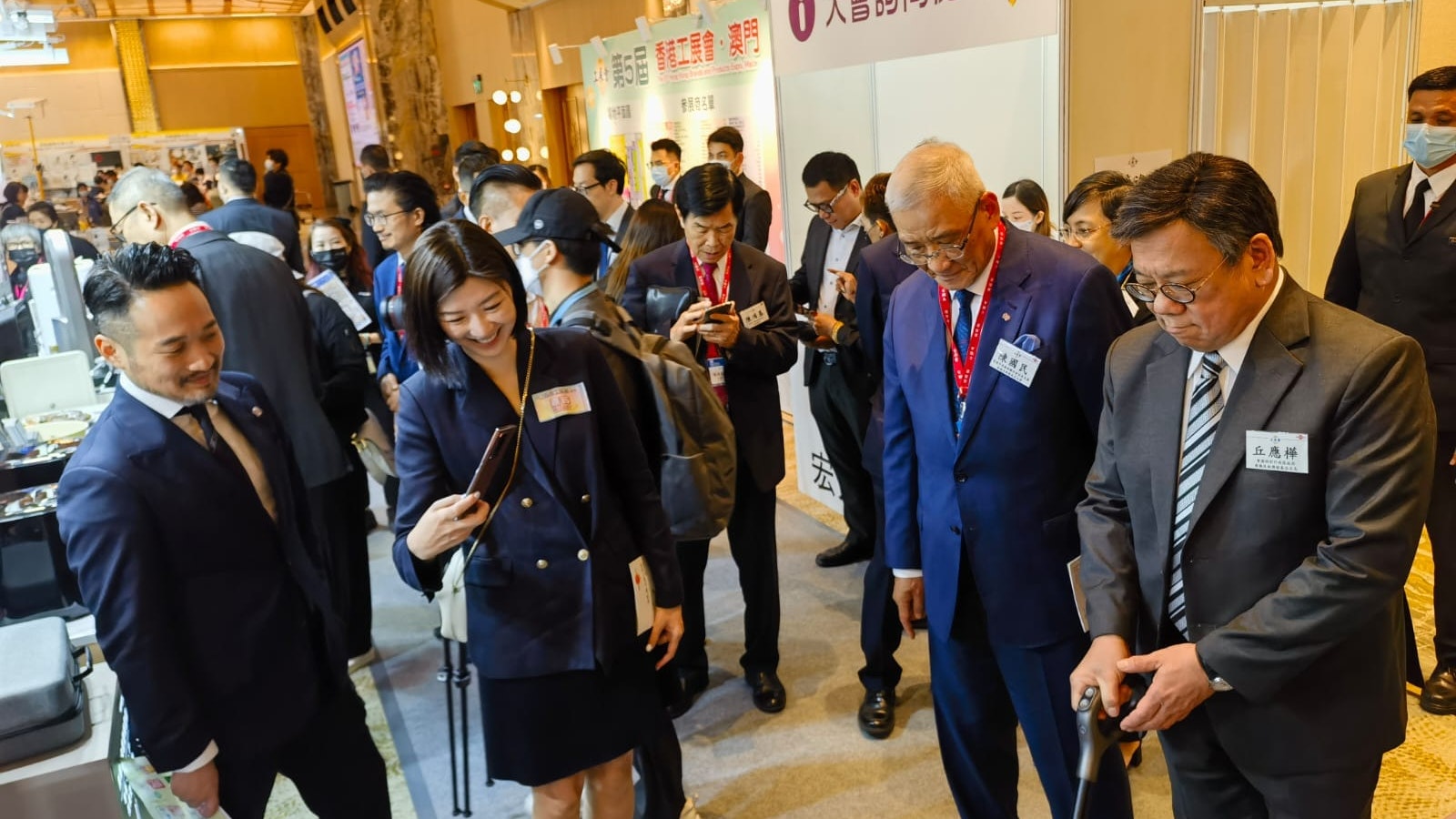 香港工展會在澳門開幕 丘應樺試用吸塵機 盡顯住家男風範 香港工展會在澳門開幕 丘應樺試用吸塵機 盡顯住家男風範