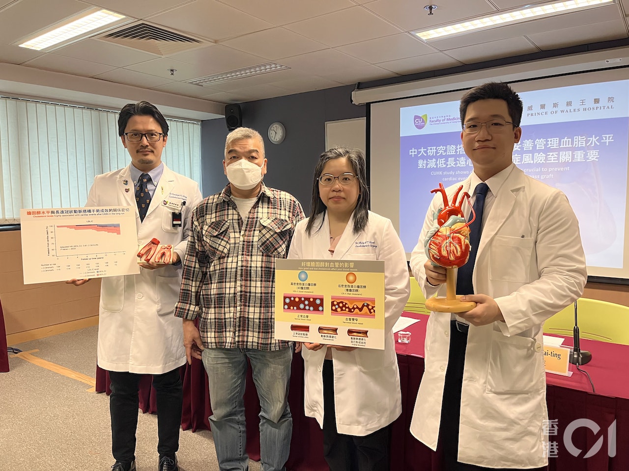 李生(左二)因持續心口痛由內地回港求診,獲轉介到威院的心胸外科後做了心電圖後,發現心臟有3條的主要分支有嚴重閉塞,需要接受搭橋手術。(呂穎姍攝) 李生(左二)因持續心口痛由內地回港求診,獲轉介到威院的心胸外科後做了心電圖後,發現心臟有3條的主要分支有嚴重閉塞,需要接受搭橋手術。(呂穎姍攝)