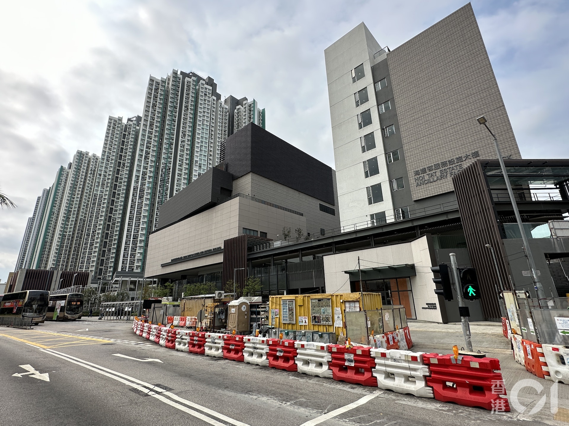 海達邨居民蔡先生投訴,他對於服務設施大樓對開,仍然臨時貨櫃辦公室、臨時廁所及車長休息室大惑不解。(香港01記者) 海達邨居民蔡先生投訴,他對於服務設施大樓對開,仍然臨時貨櫃辦公室、臨時廁所及車長休息室大惑不解。(香港01記者)