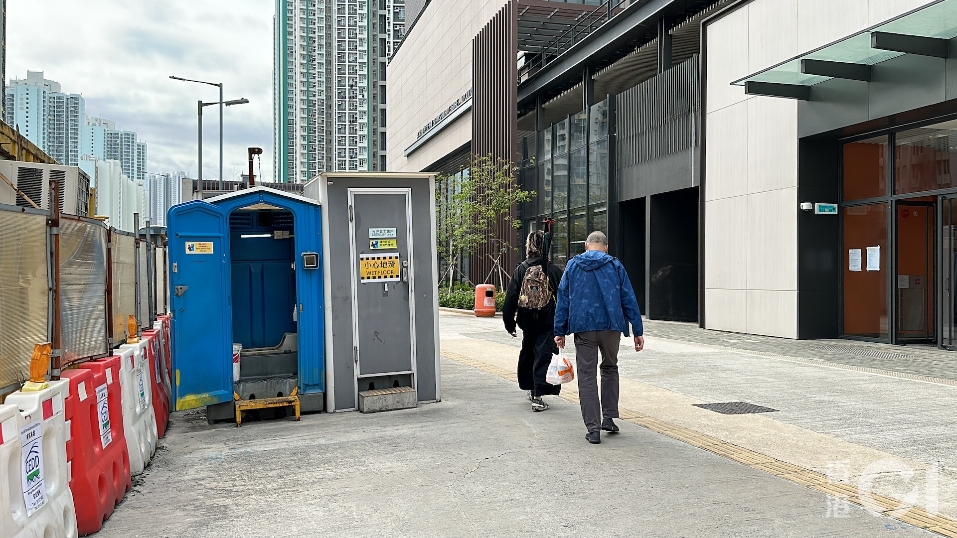 他質疑佔據公家地方之餘,臨時廁所傳出臭味,亦令他感到困擾。(香港01記者) 他質疑佔據公家地方之餘,臨時廁所傳出臭味,亦令他感到困擾。(香港01記者)