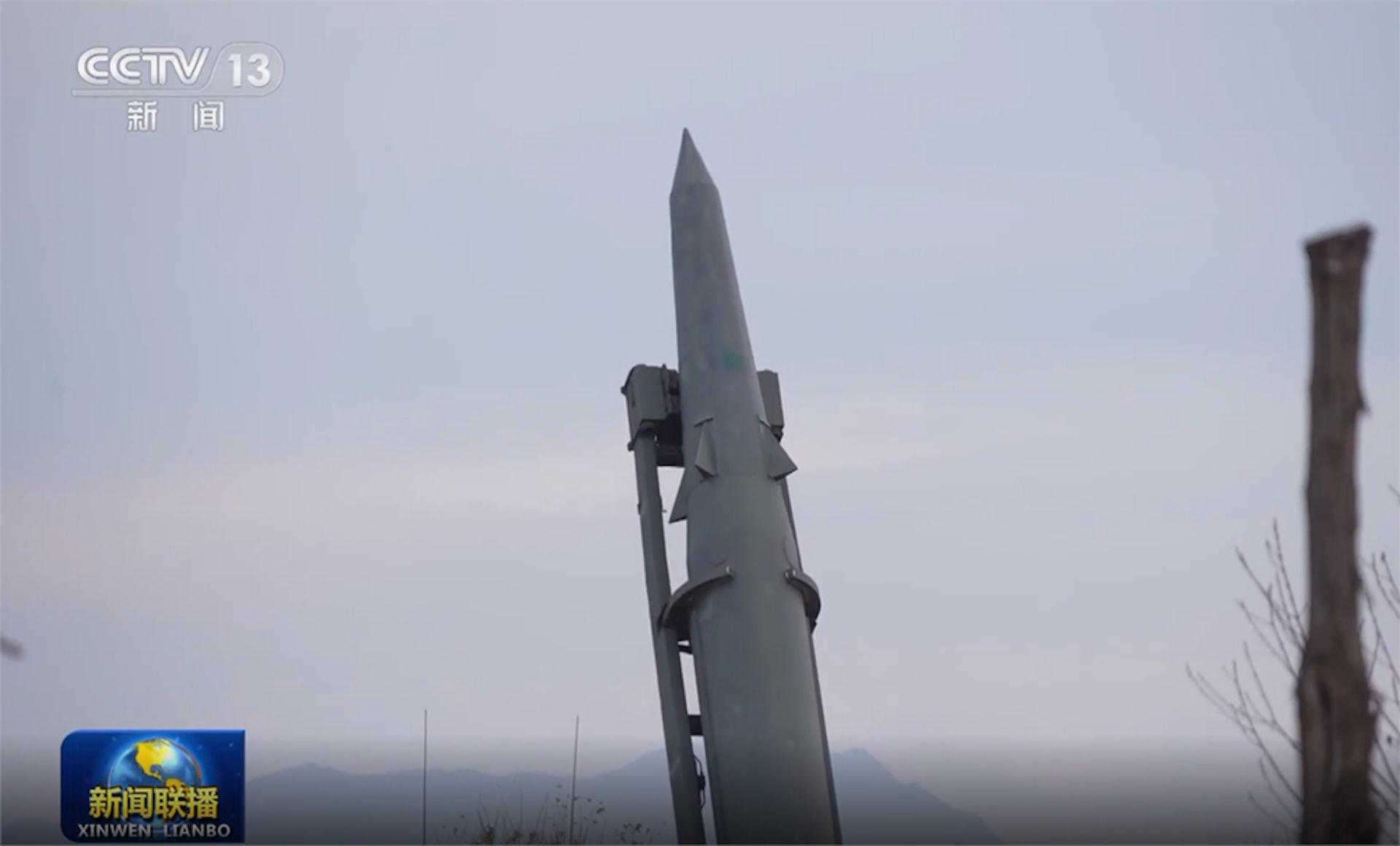 起竖中的东风-15弹道导弹。 (图 / 央视新闻)