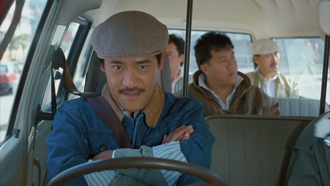 吳耀漢在《福星高照》裡,角色改為「大山地」,因為練習「心靈動力學」而差點釀成車禍。(《福星高照》電影截圖)