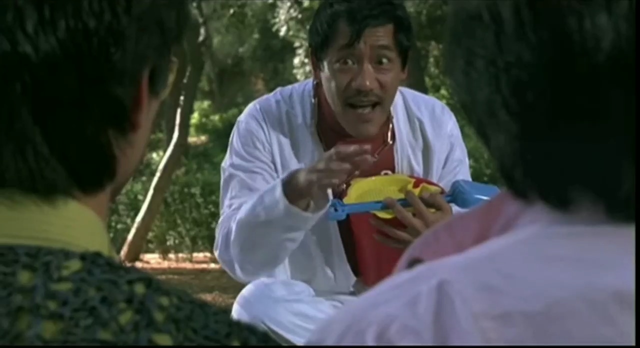 吳耀漢客串成龍、元彪主演的動作片《快餐車》時,飾演一位神經但聰明的精神病人。(《快餐車》電影截圖)