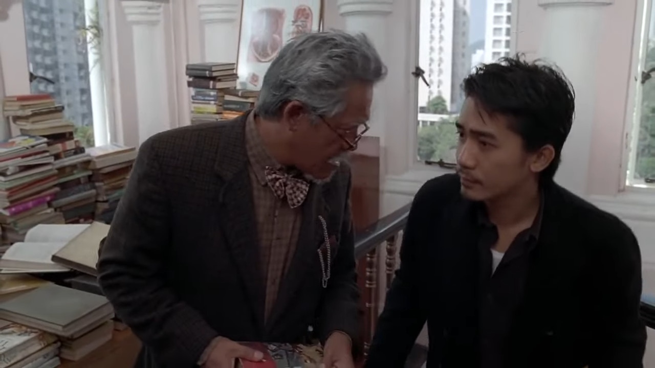 吳耀漢在《流氓醫生》裡飾演梁朝偉的醫學院教授,雖然戲份不多但妙語連珠。(《流氓醫生》電影截圖)