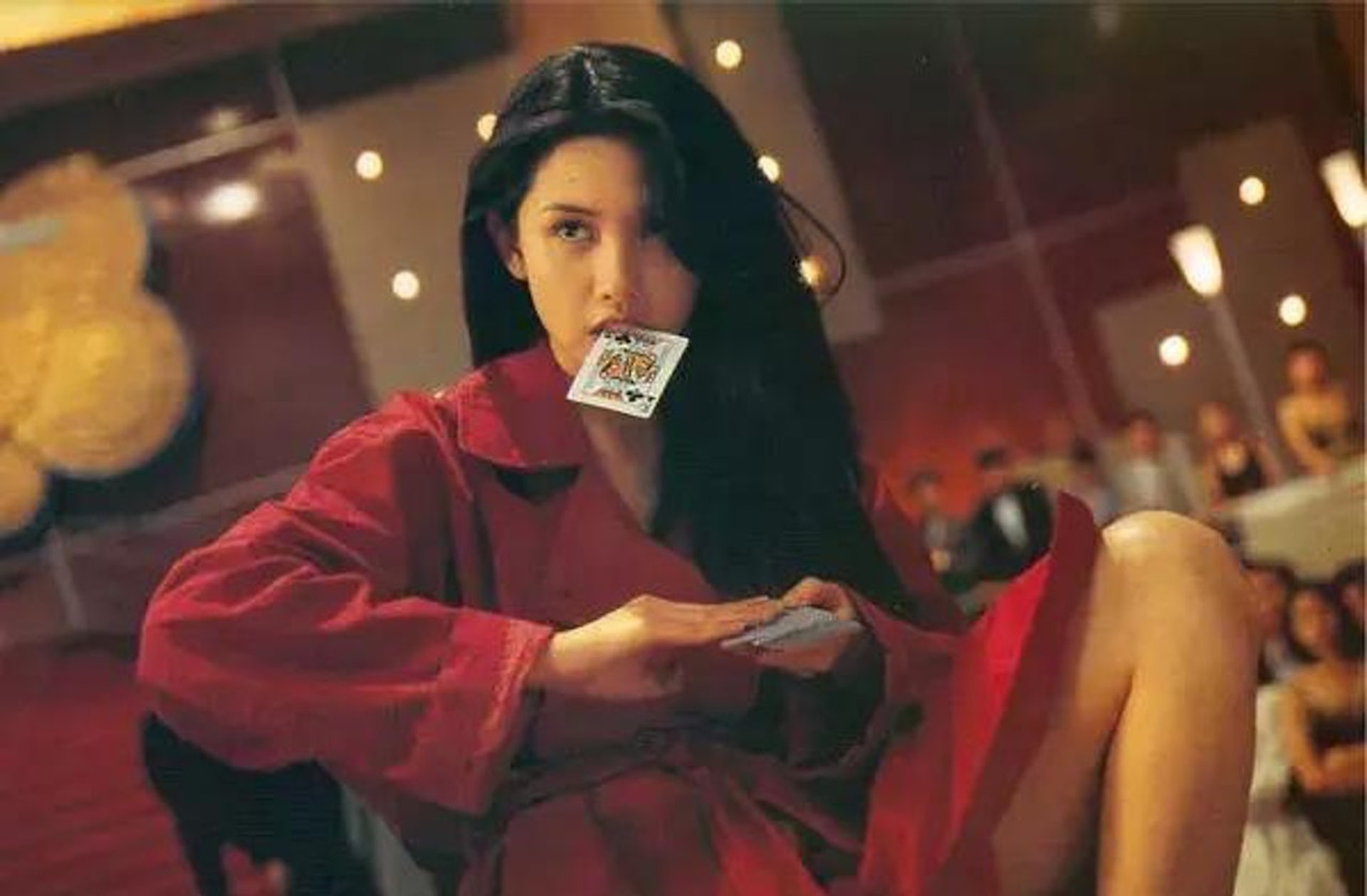 邱淑貞憑着期美貌與氣質席捲90年代,成為眾人心中的女神。(《賭神2》劇照) 邱淑貞憑着期美貌與氣質席捲90年代,成為眾人心中的女神。(《賭神2》劇照)