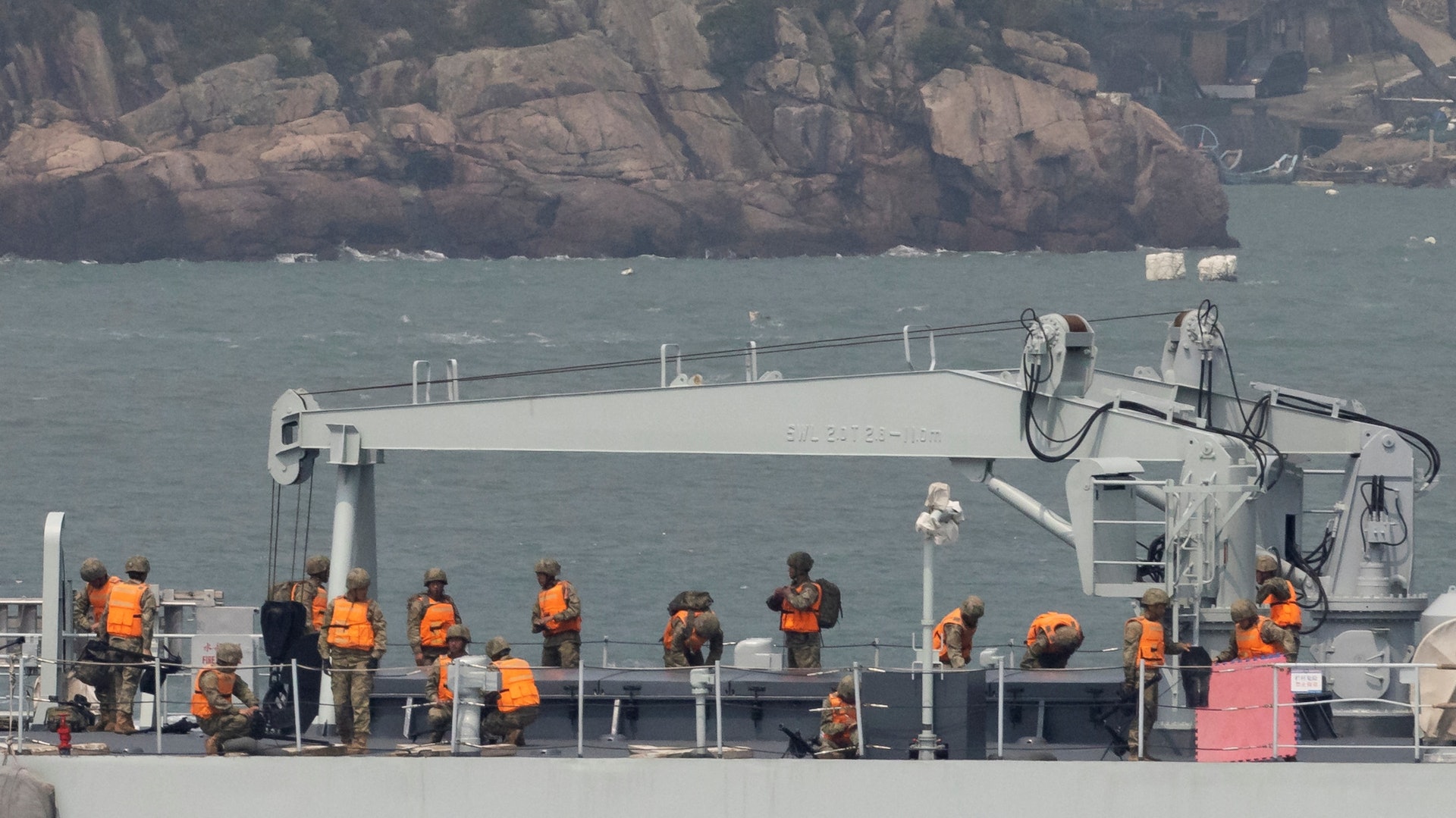解放軍環台軍演:圖為2023年4月8日在福建省福州附近進行的軍事演習中,士兵們站在一艘中國軍艦甲板上。(Reuters) 解放軍環台軍演:圖為2023年4月8日在福建省福州附近進行的軍事演習中,士兵們站在一艘中國軍艦甲板上。(Reuters)