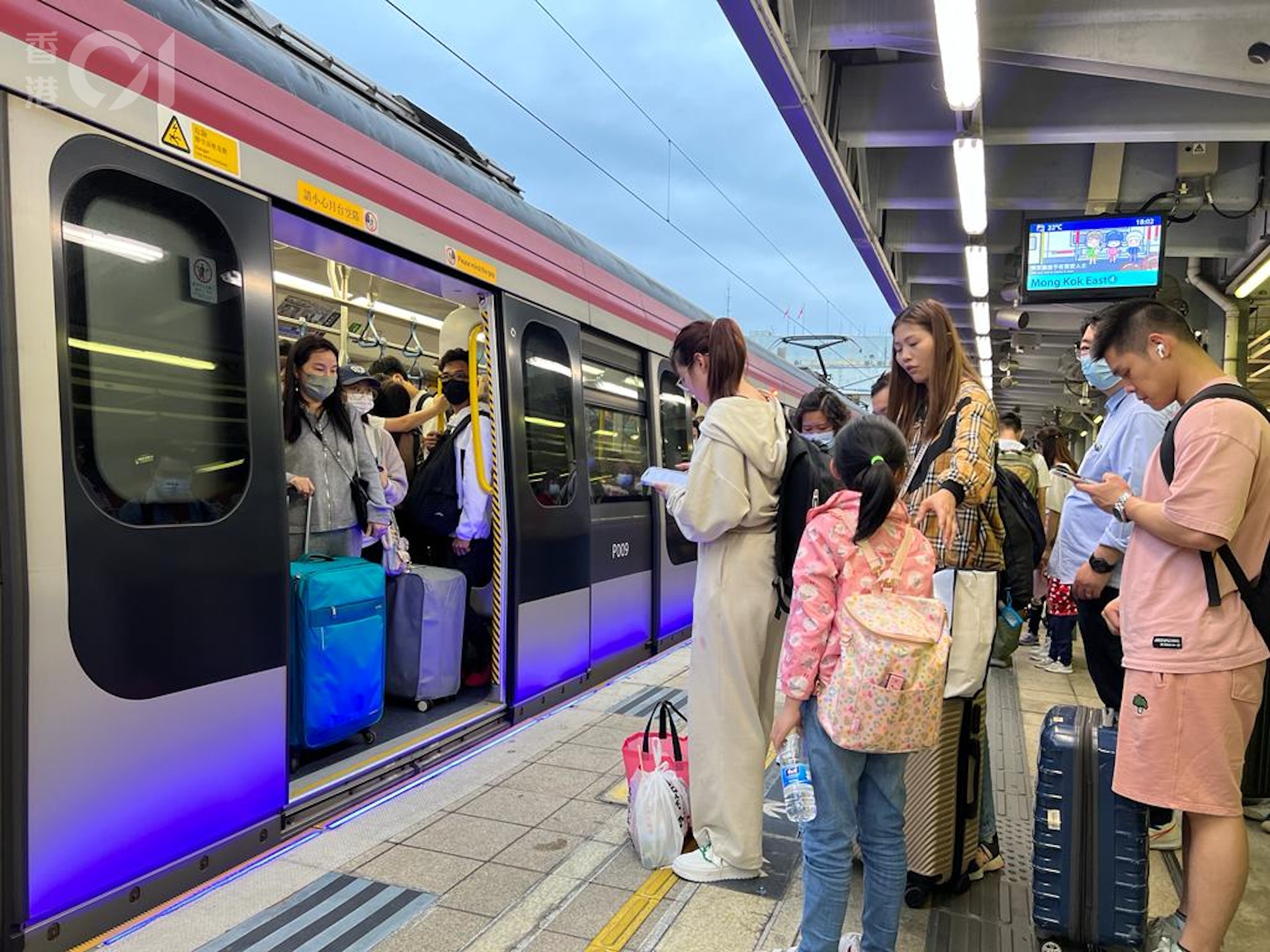 港鐵羅湖站人流多,需要等兩班車才可上車。(何瑞芬攝) 港鐵羅湖站人流多,需要等兩班車才可上車。(何瑞芬攝)