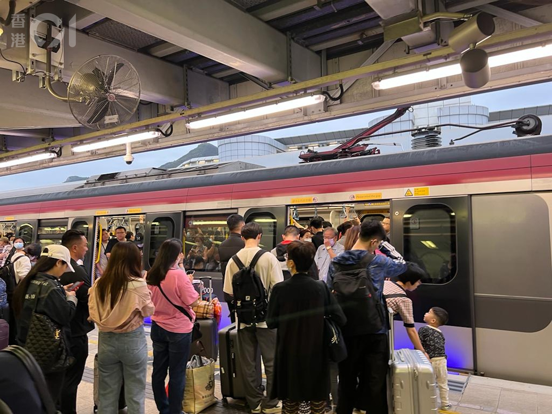 港鐵羅湖站人流多,需要等兩班車才可上車。(何瑞芬攝) 港鐵羅湖站人流多,需要等兩班車才可上車。(何瑞芬攝)