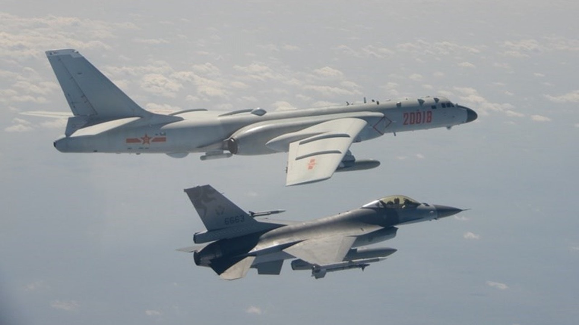 解放軍機艦持續在台海活動 14架軍機上午越中線 解放軍機艦持續在台海活動 14架軍機上午越中線