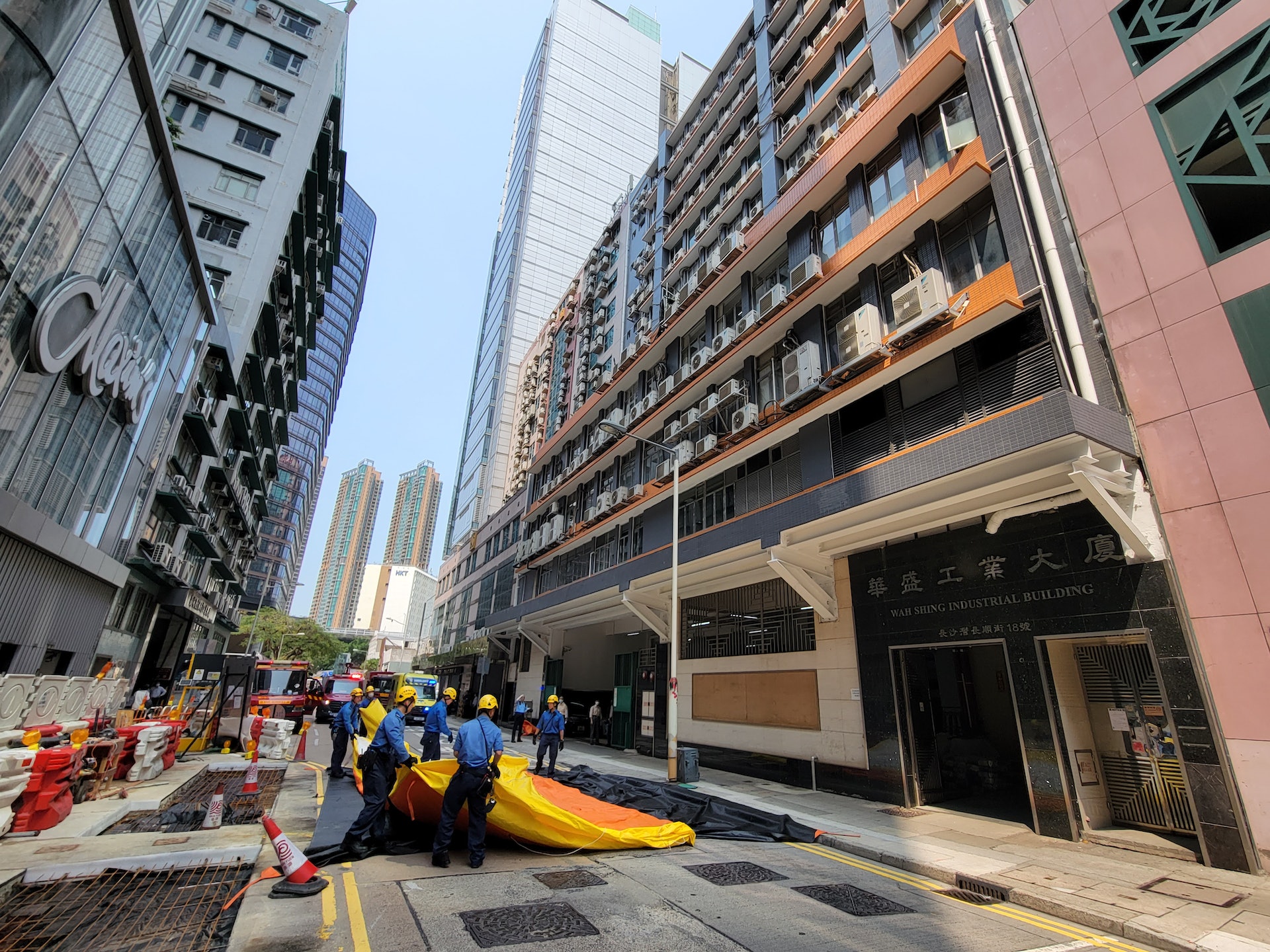 荔枝角工人爬出工廈4樓外牆危坐 展直幡「有汗出無糧出」 | LIHKG 討論區