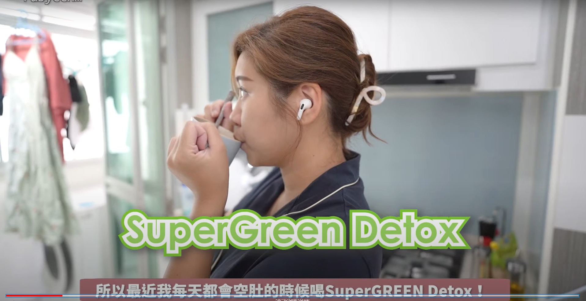 但自從嘗試了SuperGreen Detox+SuperHot的益生菌排毒+抗醣套餐
後，排便迅速變得順暢，「肚腩仔」自然慢慢消失，同時減少水腫情況。