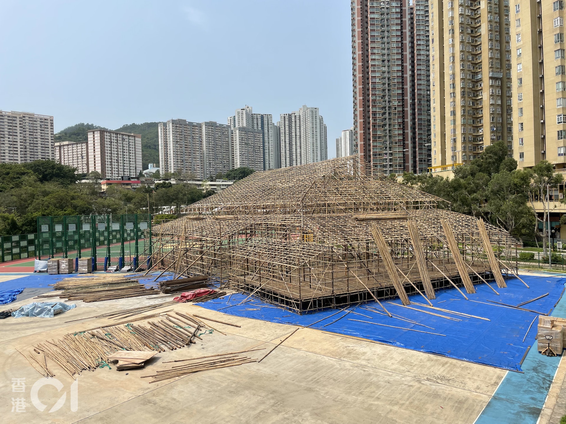 青衣市政大廈旁的球場,近日開始搭棚,戲棚已開始成形。(林穎嫺攝) 青衣市政大廈旁的球場,近日開始搭棚,戲棚已開始成形。(林穎嫺攝)