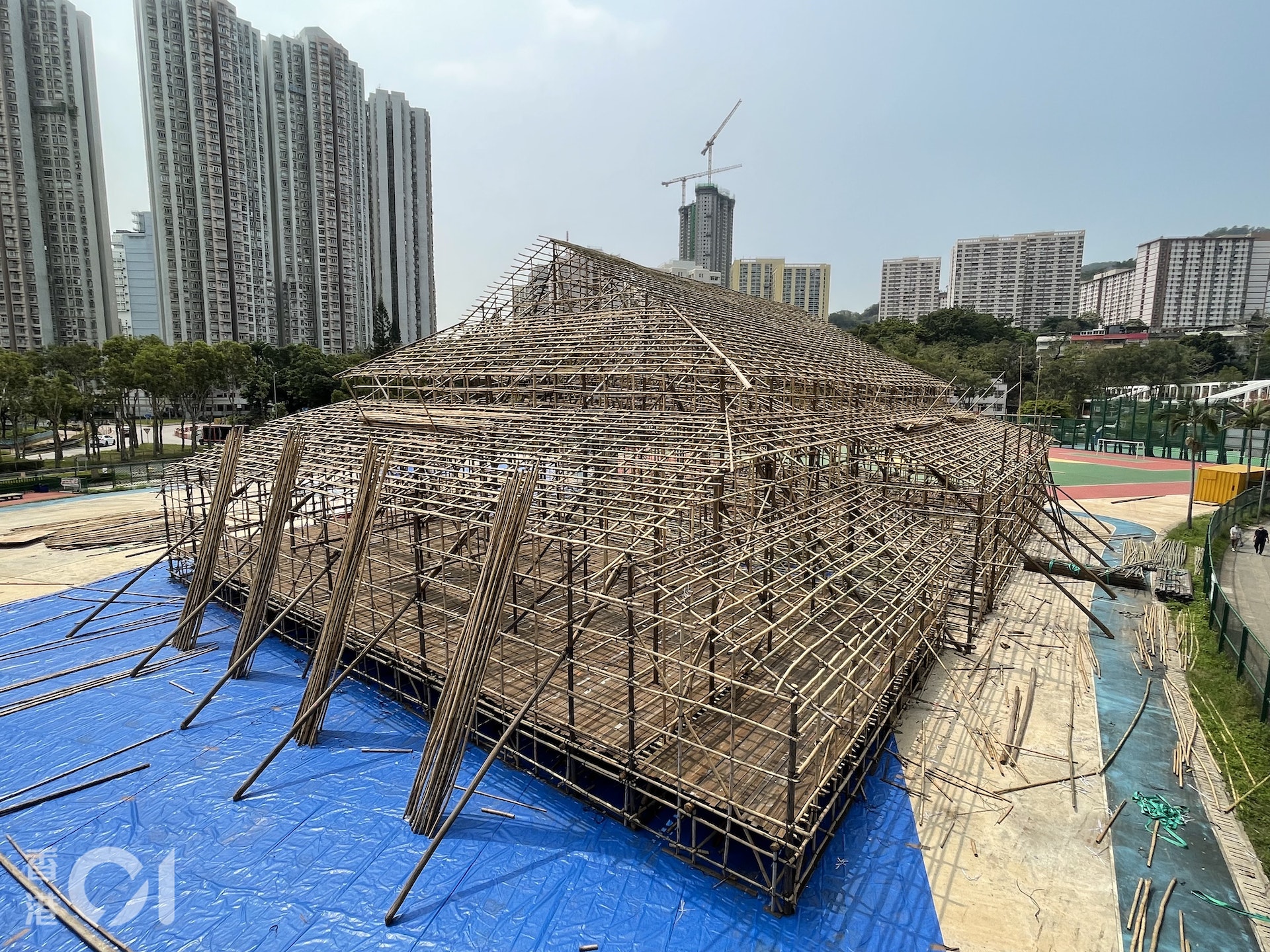 青衣市政大廈旁的球場,近日開始搭棚,戲棚已開始成形。(林穎嫺攝) 青衣市政大廈旁的球場,近日開始搭棚,戲棚已開始成形。(林穎嫺攝)