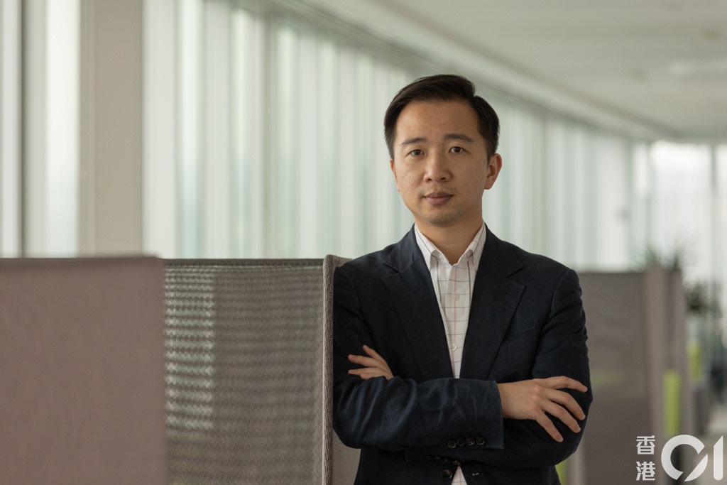 華為香港代表處戰略與市場營銷副行政總裁黃家恒認為，現時大學課程所教授的技術落後現實職場數年，華為職業認證有助裝備畢業生職場所需，可向僱主展示已具備足夠知識投身職場。（張浩維攝）