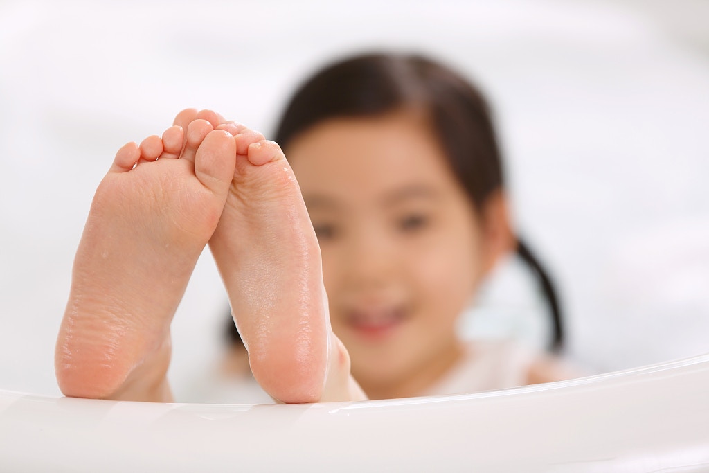 兒童步姿｜孩子有內八字、O型腳？幼童5大足部常見問題或屬正常